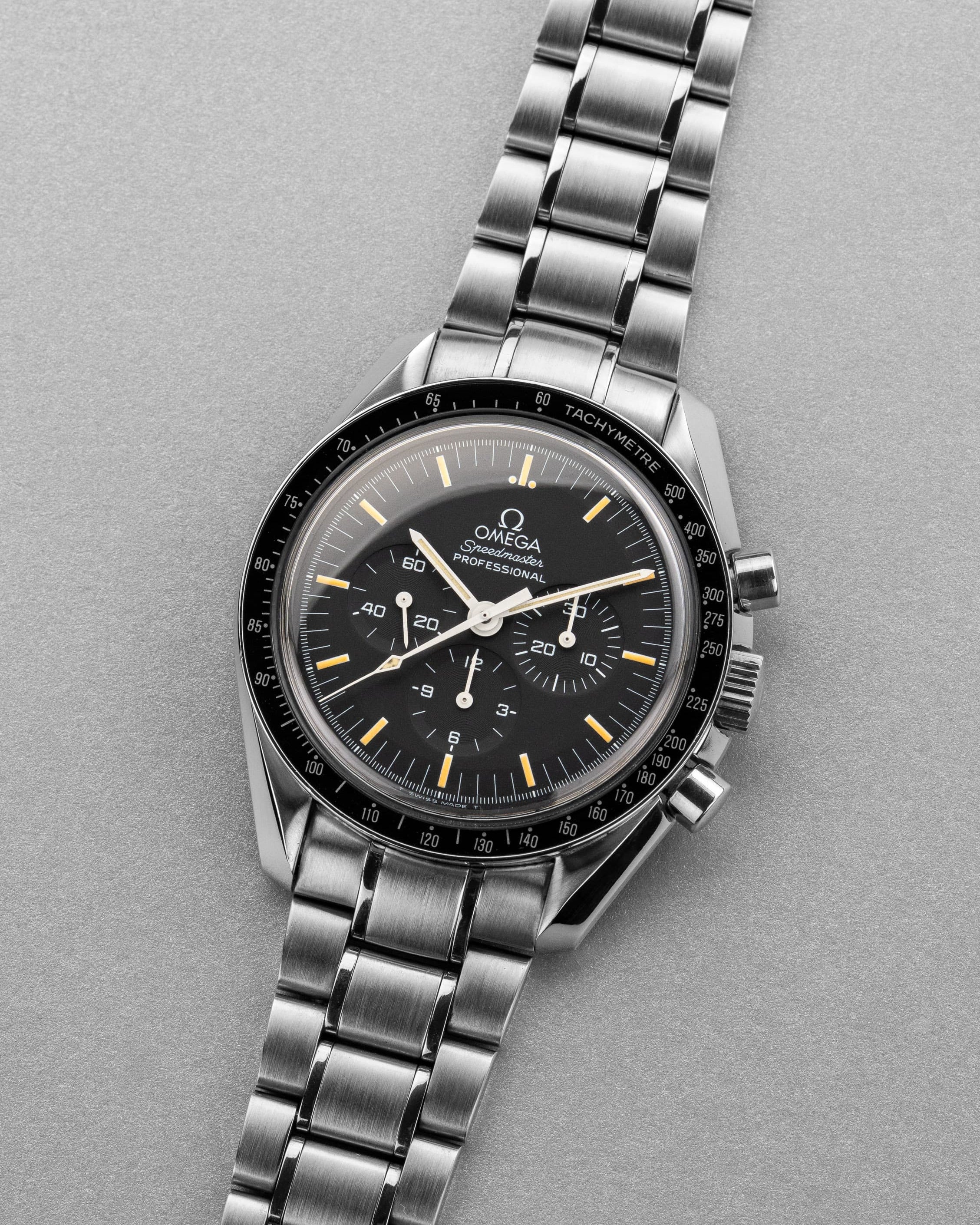 RYQM Omega Speedmaster Moonwatch ref. 3592.50/3572.50 circa 1997 – Fondello trasparente + Tritium patinato - Tre quarti
