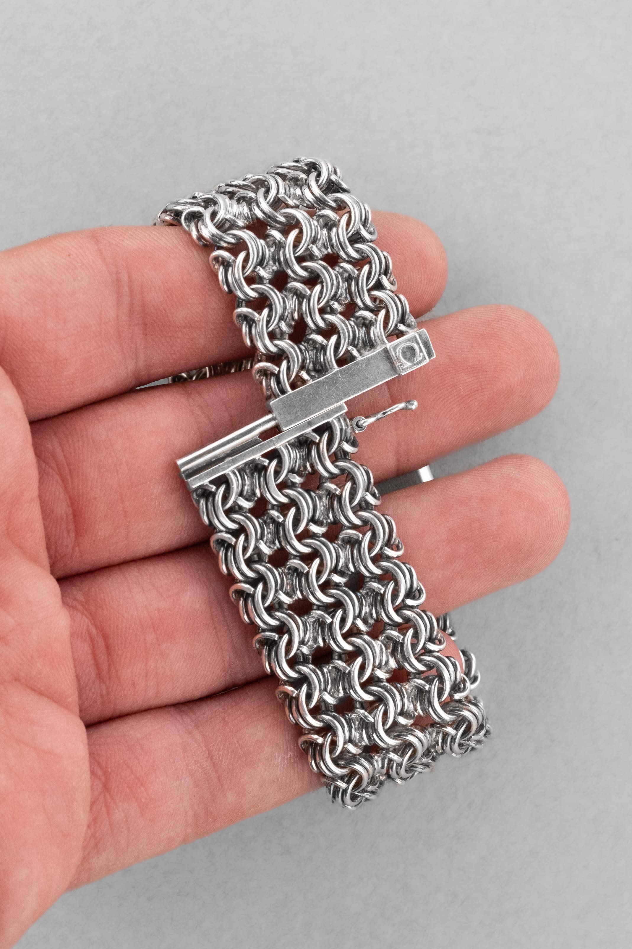 S2PP Omega De Ville « Jeux d'Argent » Emerald par Andrew Grima, réf. 8272 en argent massif, de 1972 - Bracelet Front