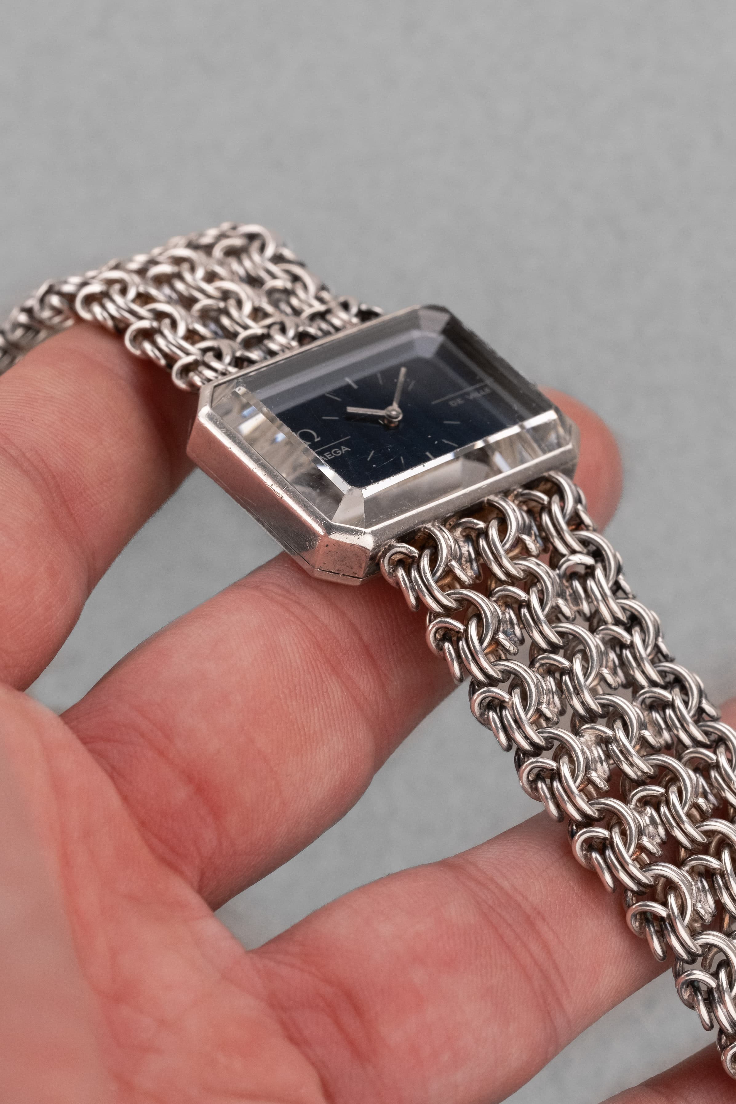 S2PP Omega De Ville « Jeux d'Argent » Emerald par Andrew Grima, réf. 8272 en argent massif, de 1972 - Feature