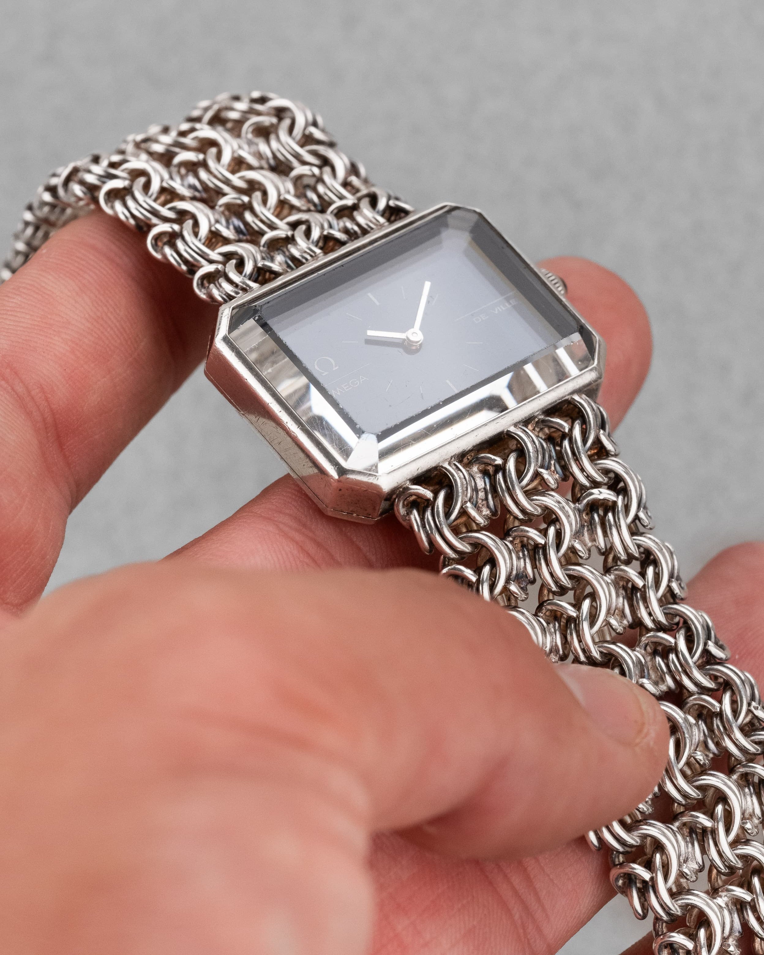 S2PP Omega De Ville « Jeux d'Argent » Emerald par Andrew Grima, réf. 8272 en argent massif, de 1972 - Feature