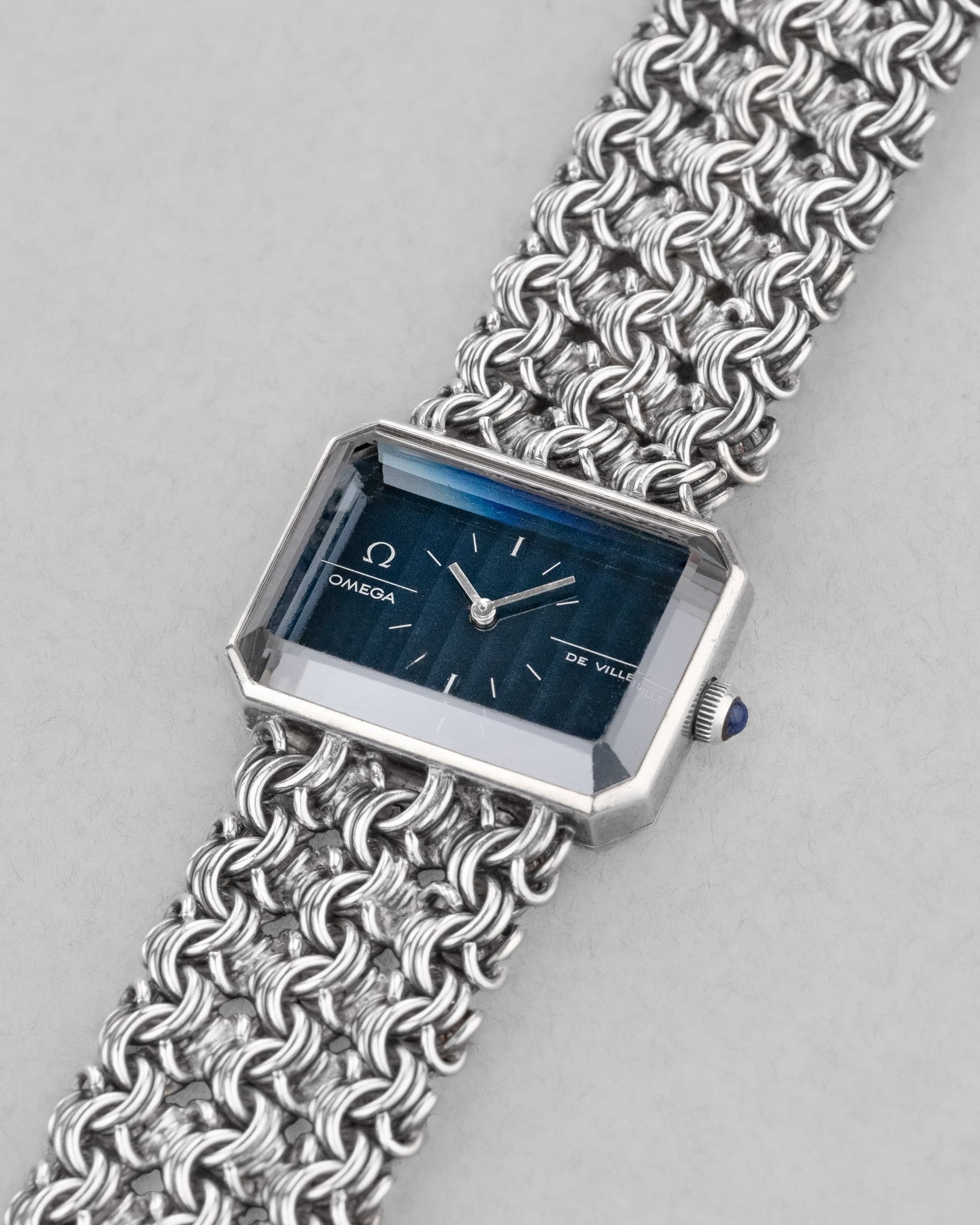 S2PP Omega De Ville « Jeux d'Argent » Emerald par Andrew Grima, réf. 8272 en argent massif, de 1972 - Three Quarters