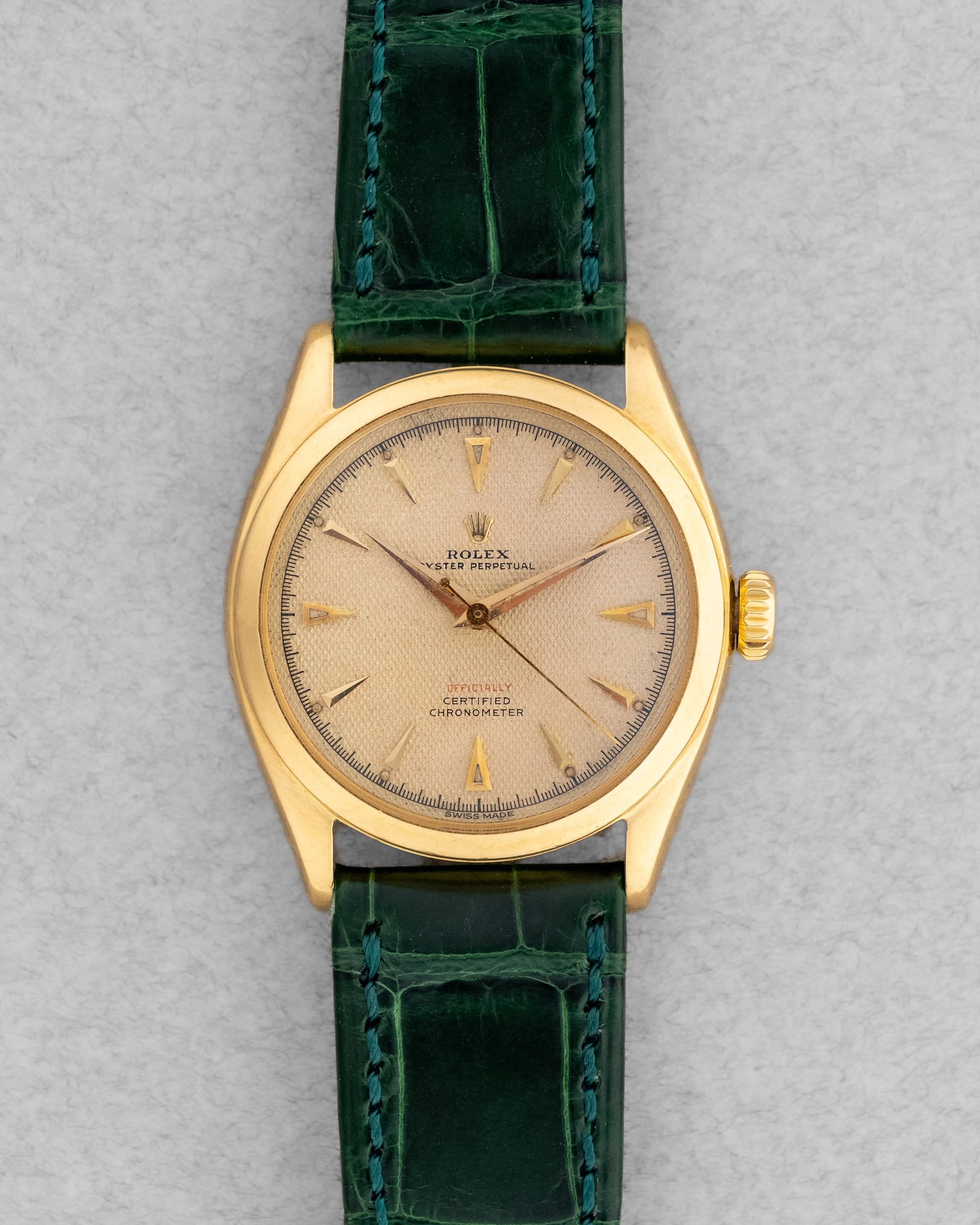 SCLL Rolex Oyster Perpetual réf. 6084 « Honeycomb OCC Red Writing Semi-Bubbleback » de 1952 - Front