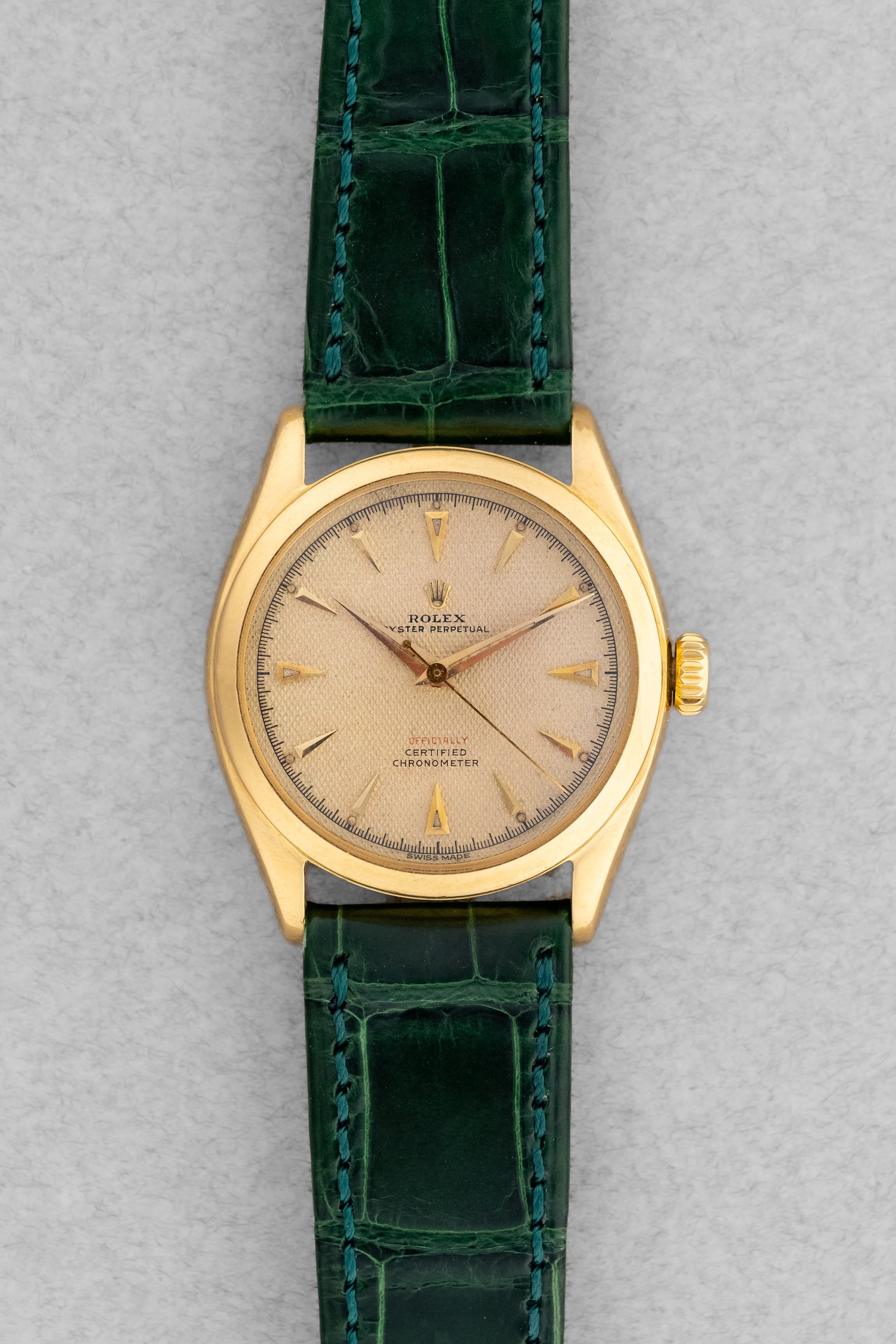 SCLL Rolex Oyster Perpetual réf. 6084 « Honeycomb OCC Red Writing Semi-Bubbleback » de 1952 - Front
