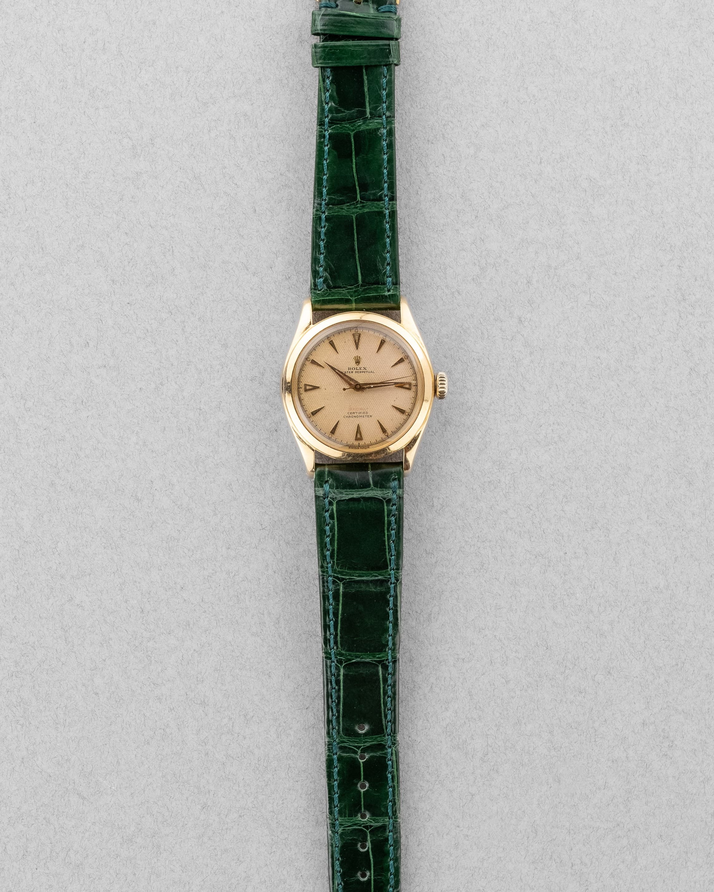 SCLL Rolex Oyster Perpetual réf. 6084 « Honeycomb OCC Red Writing Semi-Bubbleback » de 1952 - Overview