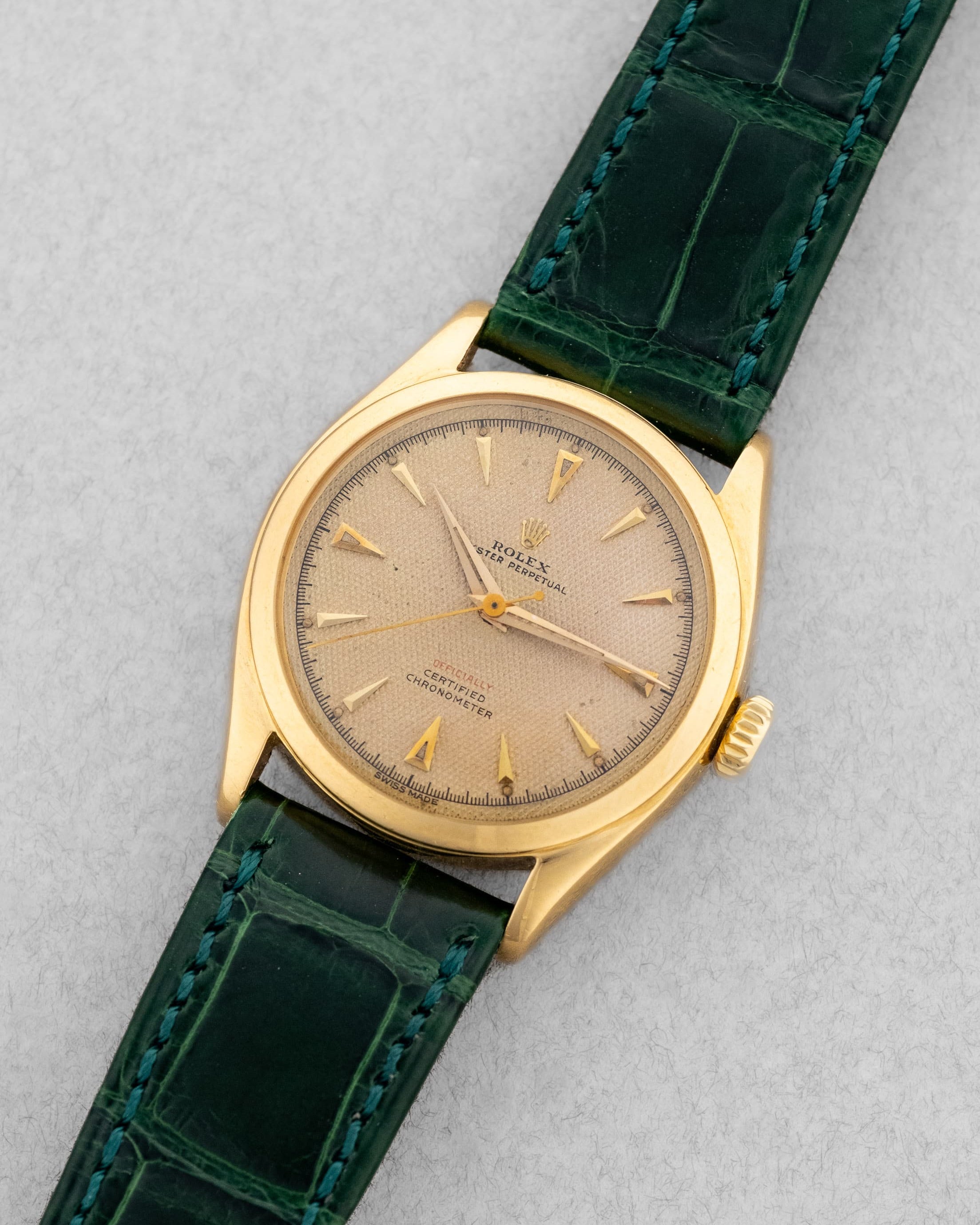 SCLL Rolex Oyster Perpetual réf. 6084 « Honeycomb OCC Red Writing Semi-Bubbleback » de 1952 - Three Quarters