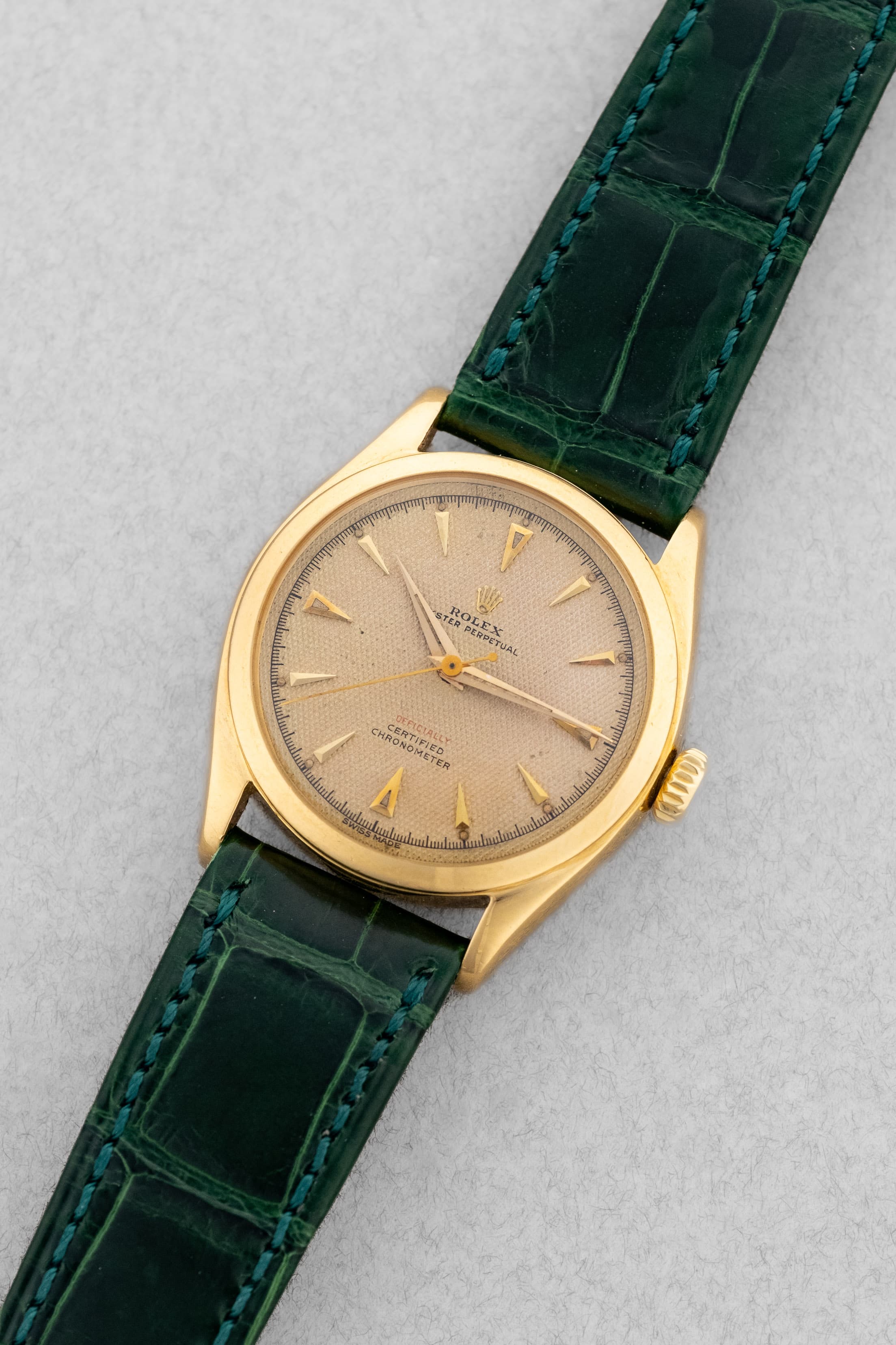 SCLL Rolex Oyster Perpetual réf. 6084 « Honeycomb OCC Red Writing Semi-Bubbleback » de 1952 - Three Quarters