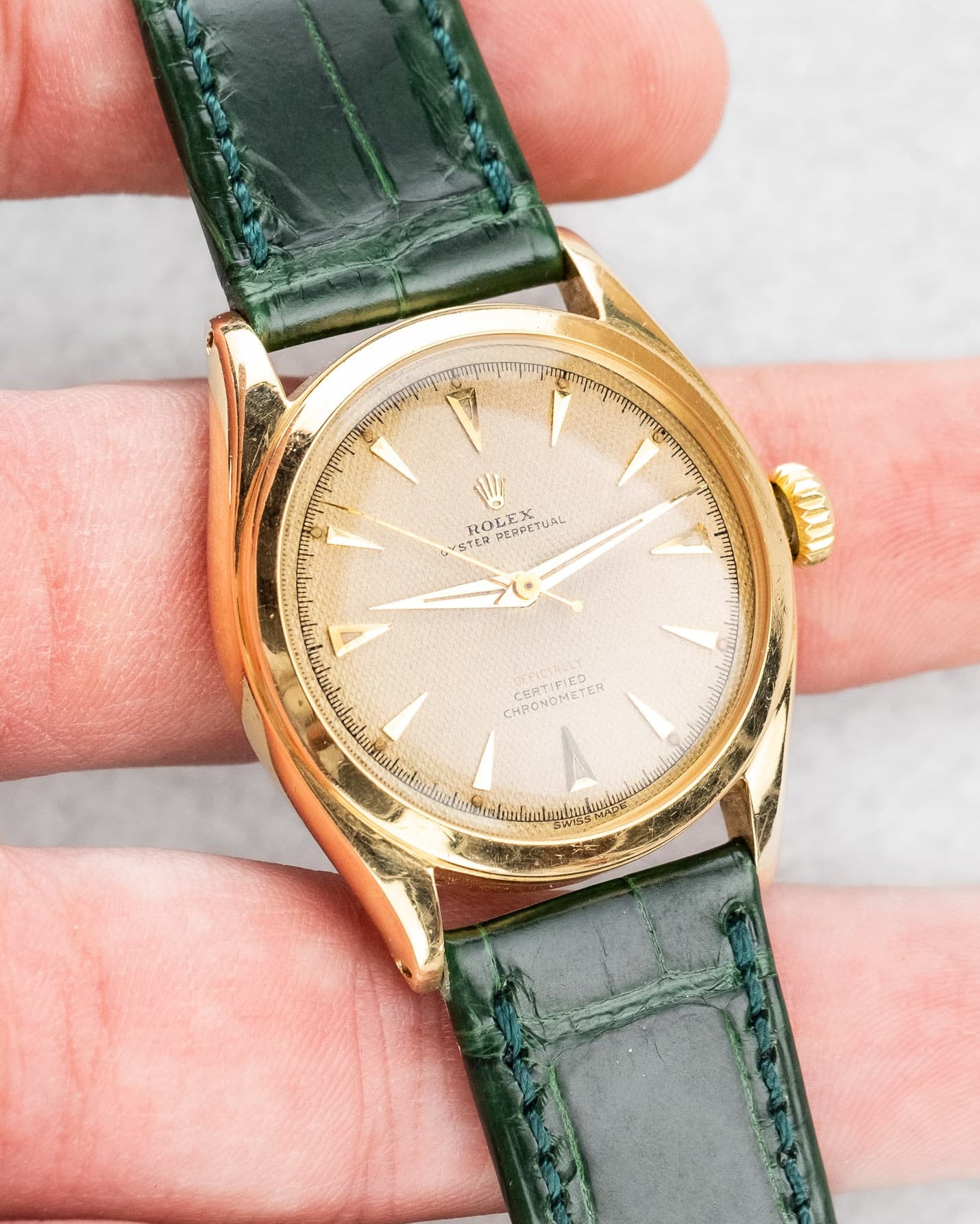 SCLL Rolex Oyster Perpetual réf. 6084 « Honeycomb OCC Red Writing Semi-Bubbleback » de 1952 - Feature