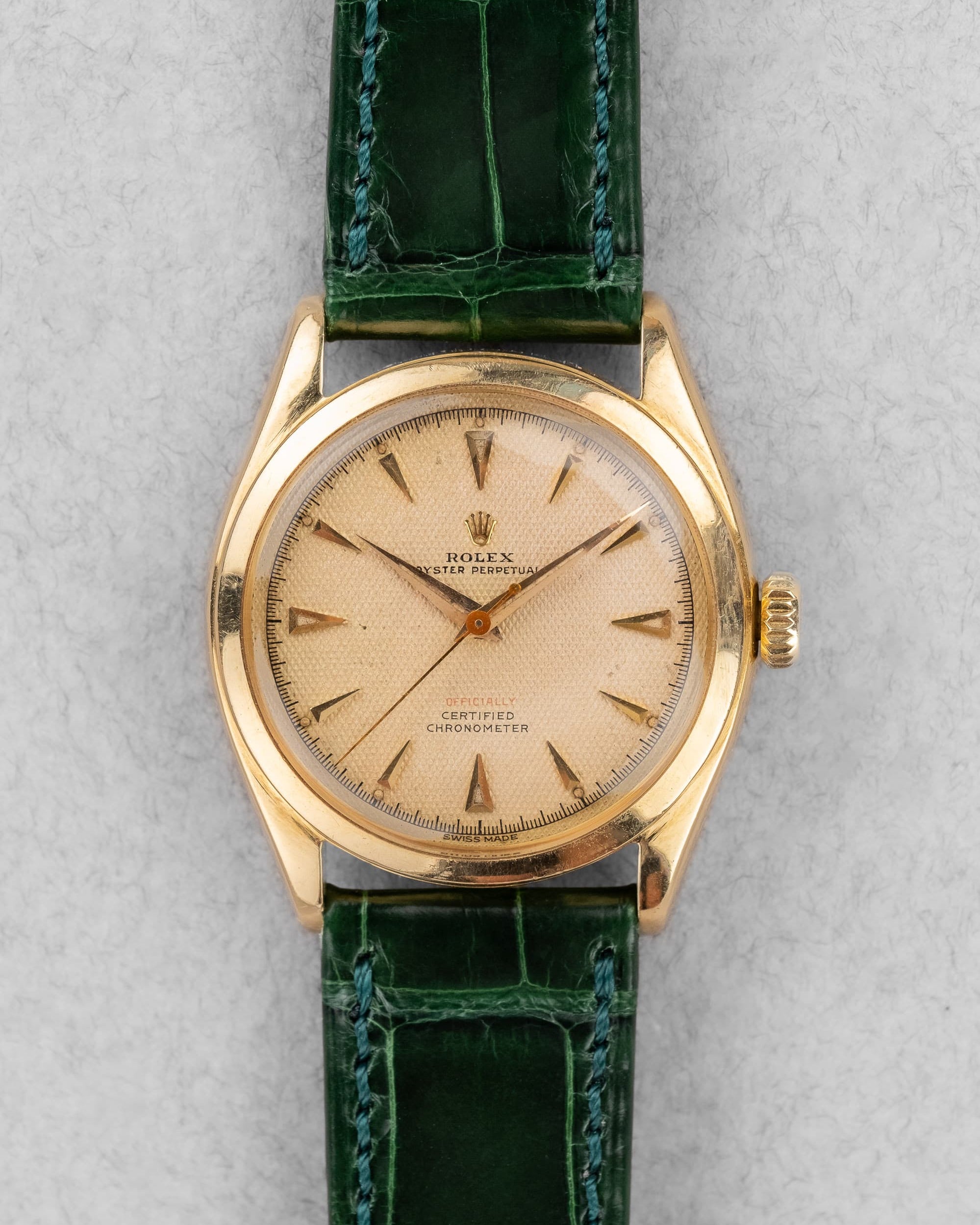 SCLL Rolex Oyster Perpetual réf. 6084 « Honeycomb OCC Red Writing Semi-Bubbleback » de 1952 - Front