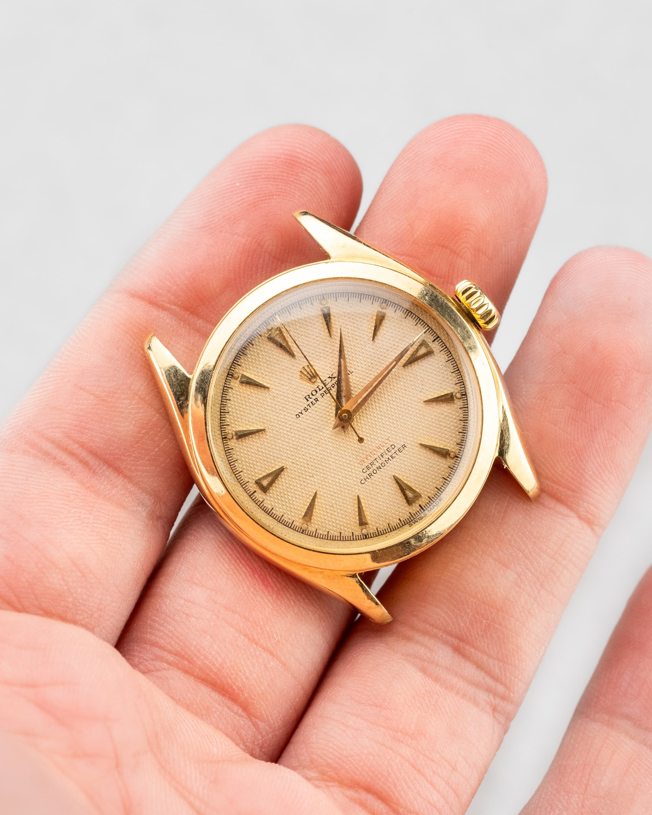 SCLL Rolex Oyster Perpetual réf. 6084 « Honeycomb OCC Red Writing Semi-Bubbleback » de 1952 - Lifestyle