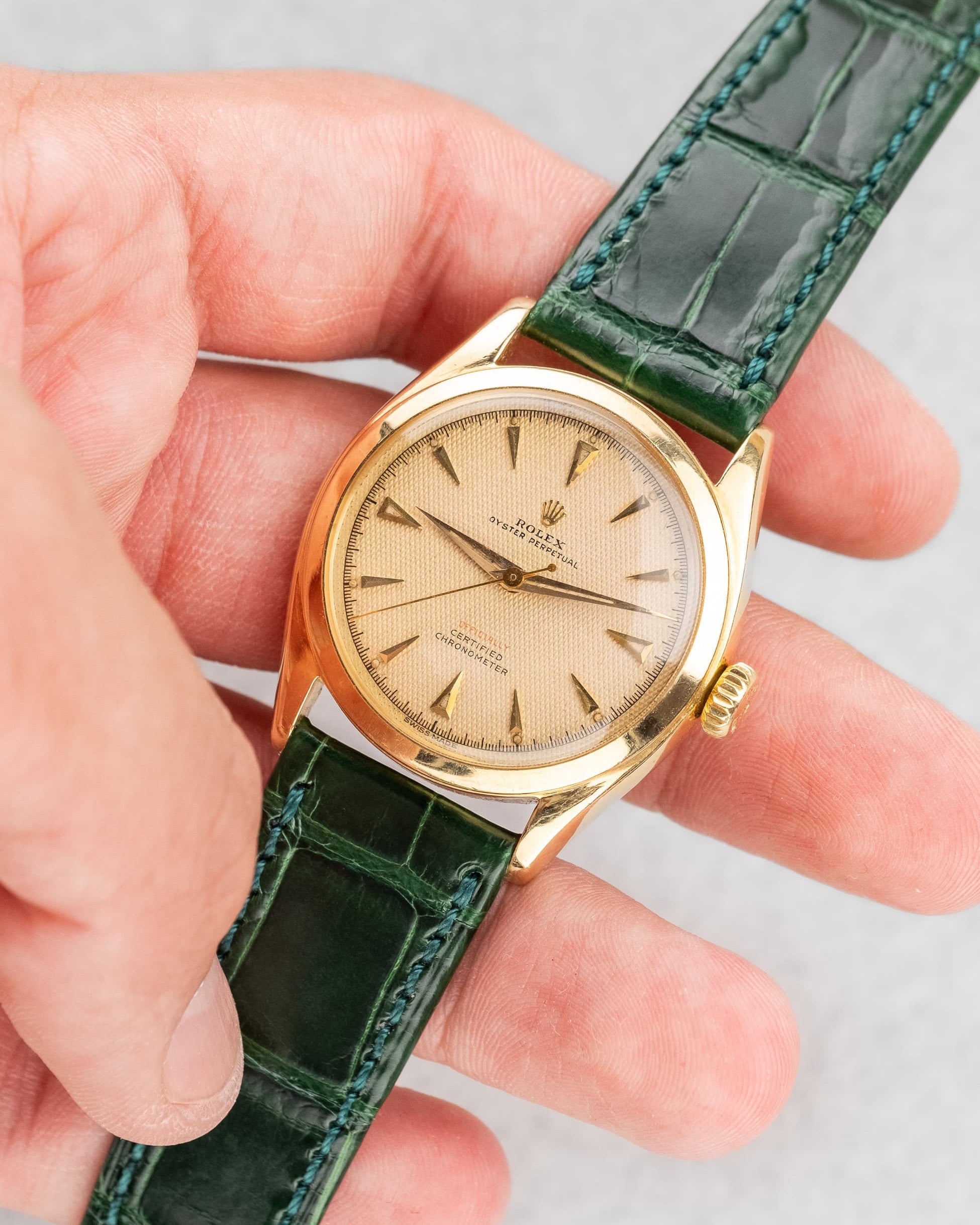 SCLL Rolex Oyster Perpetual réf. 6084 « Honeycomb OCC Red Writing Semi-Bubbleback » de 1952 - Overview