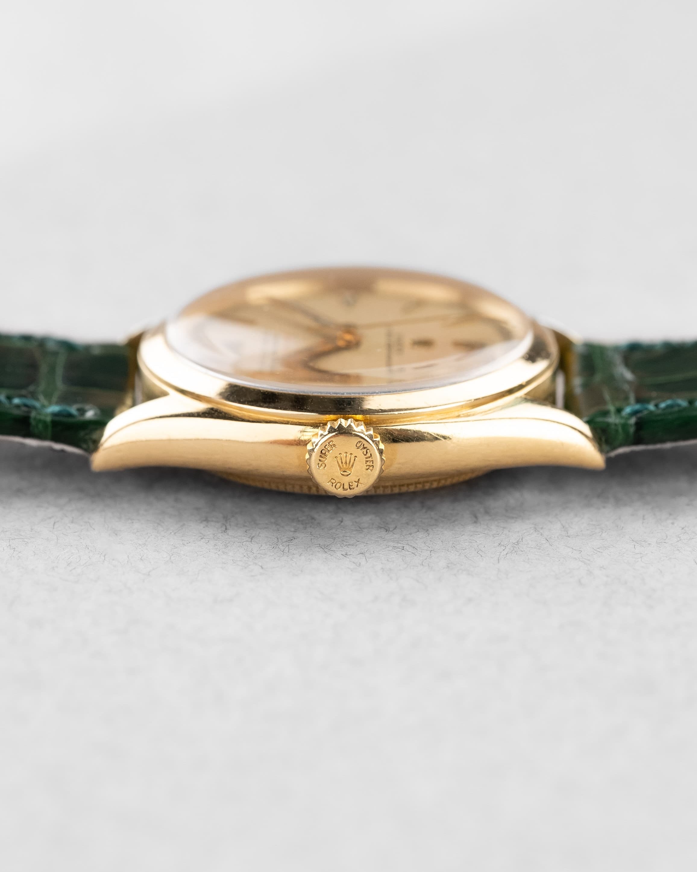 SCLL Rolex Oyster Perpetual réf. 6084 « Honeycomb OCC Red Writing Semi-Bubbleback » de 1952 - Right side