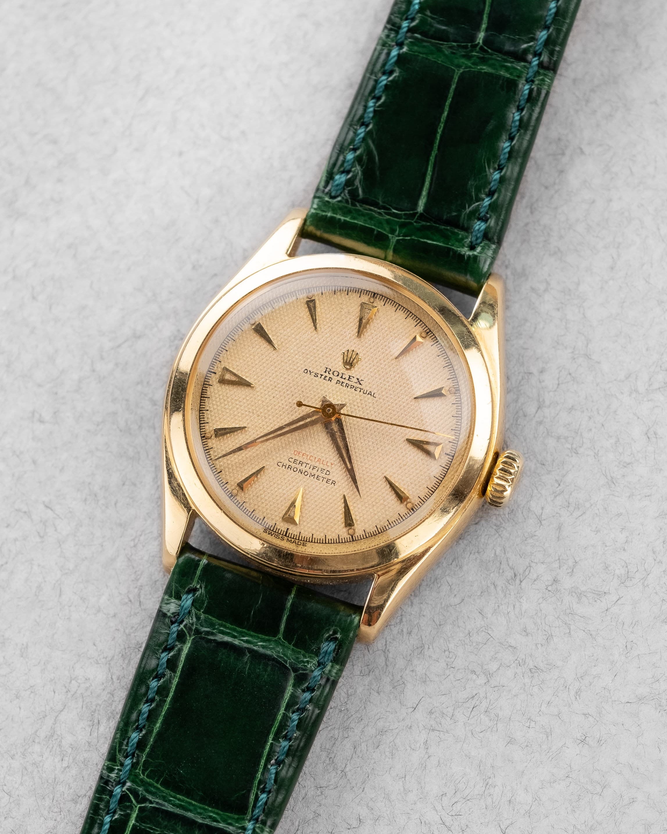 SCLL Rolex Oyster Perpetual réf. 6084 « Honeycomb OCC Red Writing Semi-Bubbleback » de 1952 - Three Quarters