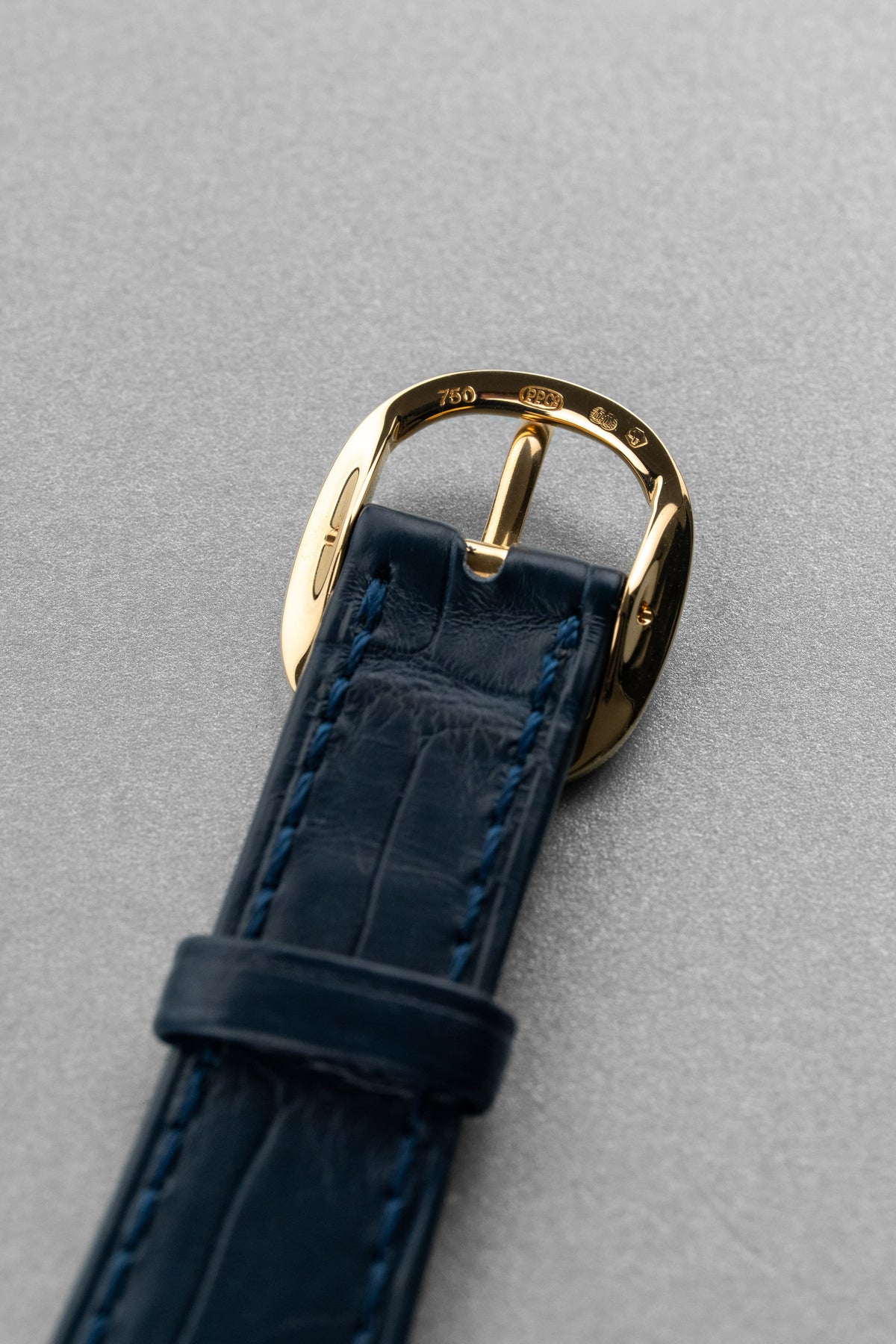 SKP2 精美的 Patek Philippe Ellipse d’Or「Jumbo」型號 3738 自動上鍊腕錶——藍色字盤 & Cal. 240 微型擺陀 - 錶扣內側