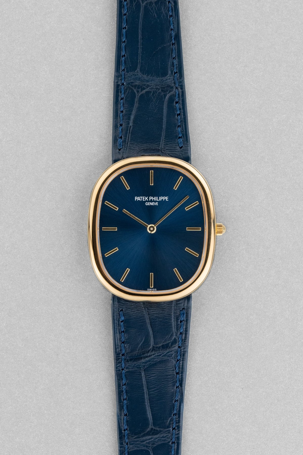 SKP2 精美的 Patek Philippe Ellipse d’Or「Jumbo」型號 3738 自動上鍊腕錶——藍色字盤 & Cal. 240 微型擺陀 - 正面