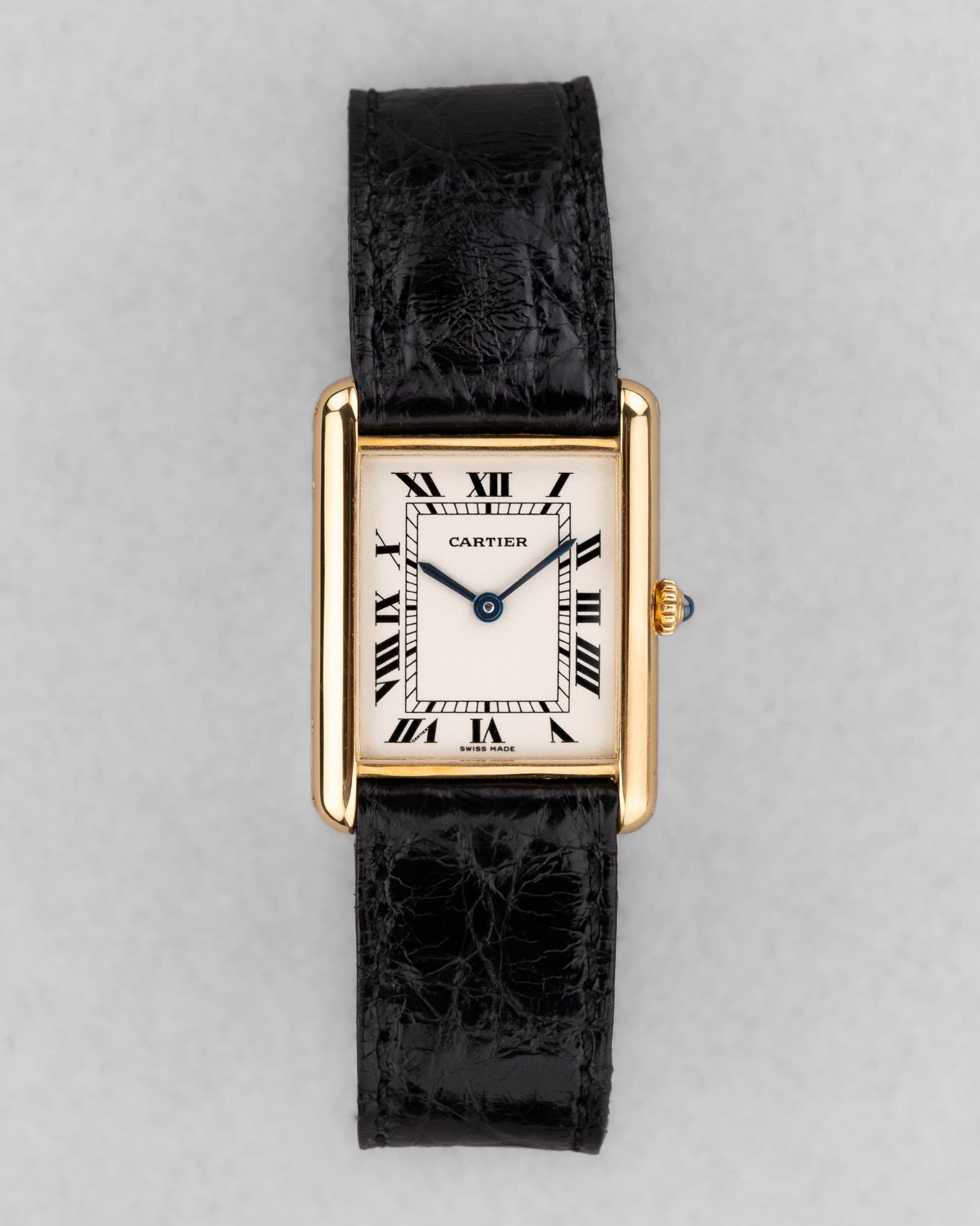 SMXY Cartier Tank Louis réf. M2000 en or jaune, circa 1990 – Parfait état et Boucle déployante en or - Front
