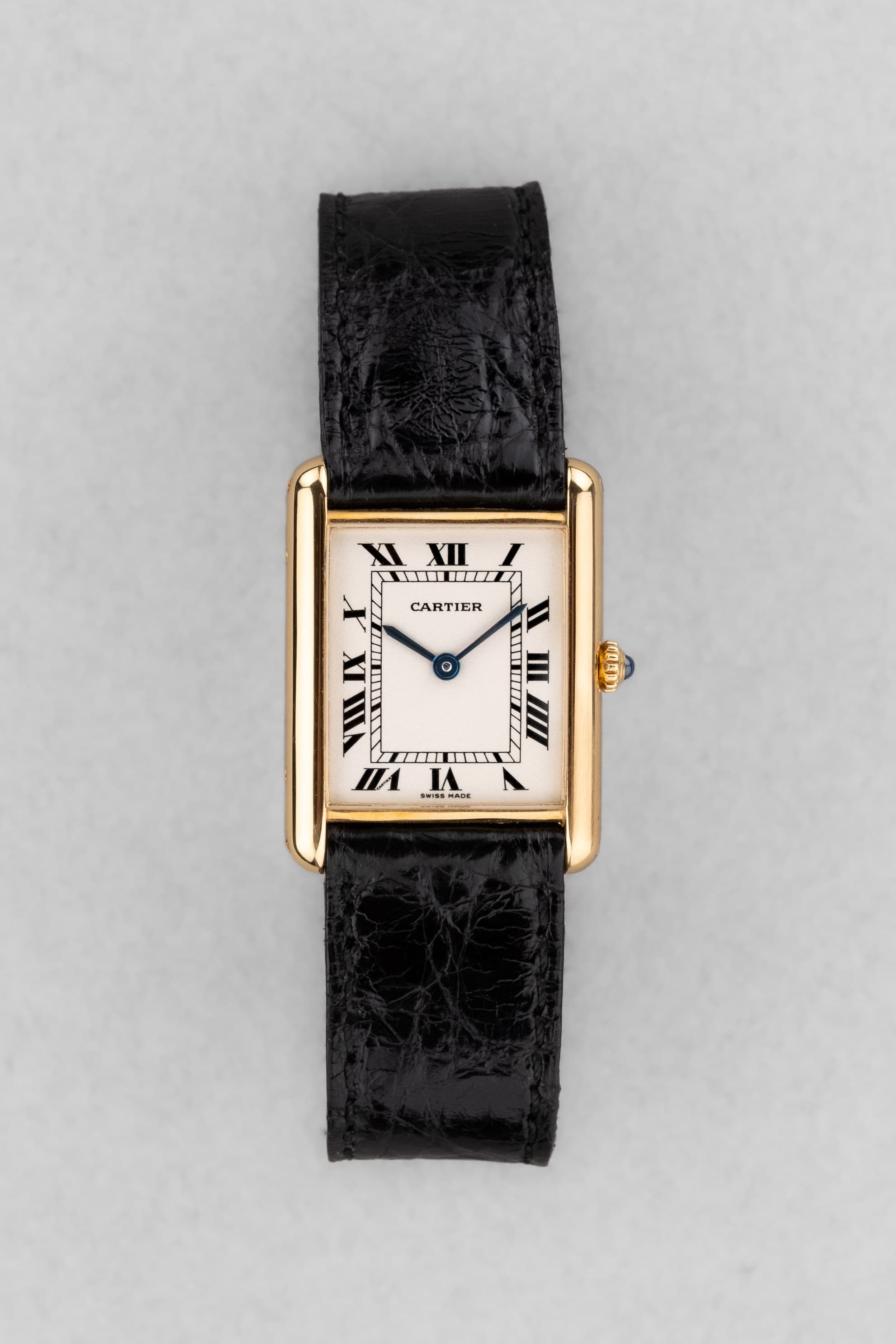 SMXY Cartier Tank Louis réf. M2000 en or jaune, circa 1990 – Parfait état et Boucle déployante en or - Front