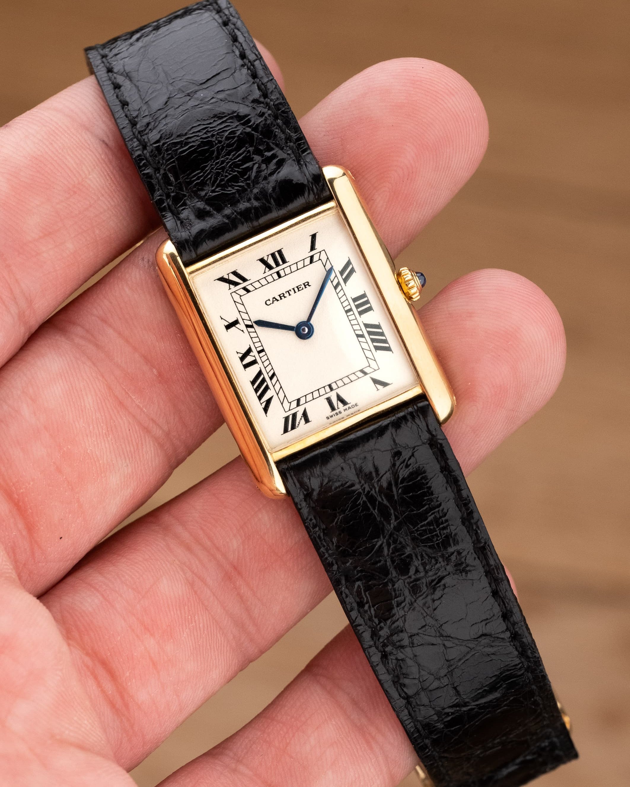 SMXY Cartier Tank Louis réf. M2000 en or jaune, circa 1990 – Parfait état et Boucle déployante en or - Lifestyle