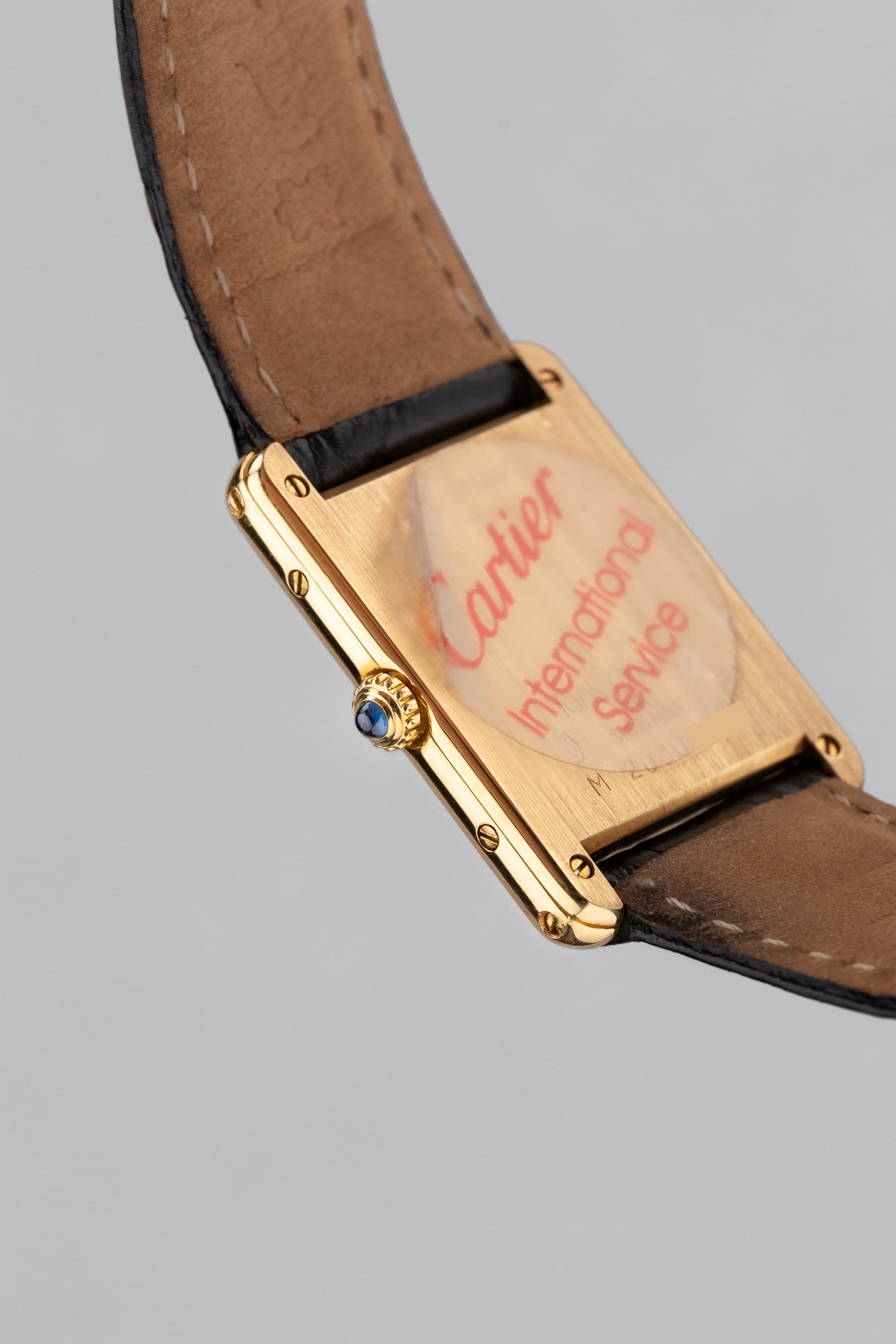 SMXY Cartier Tank Louis réf. M2000 en or jaune, circa 1990 – Parfait état et Boucle déployante en or - Right side