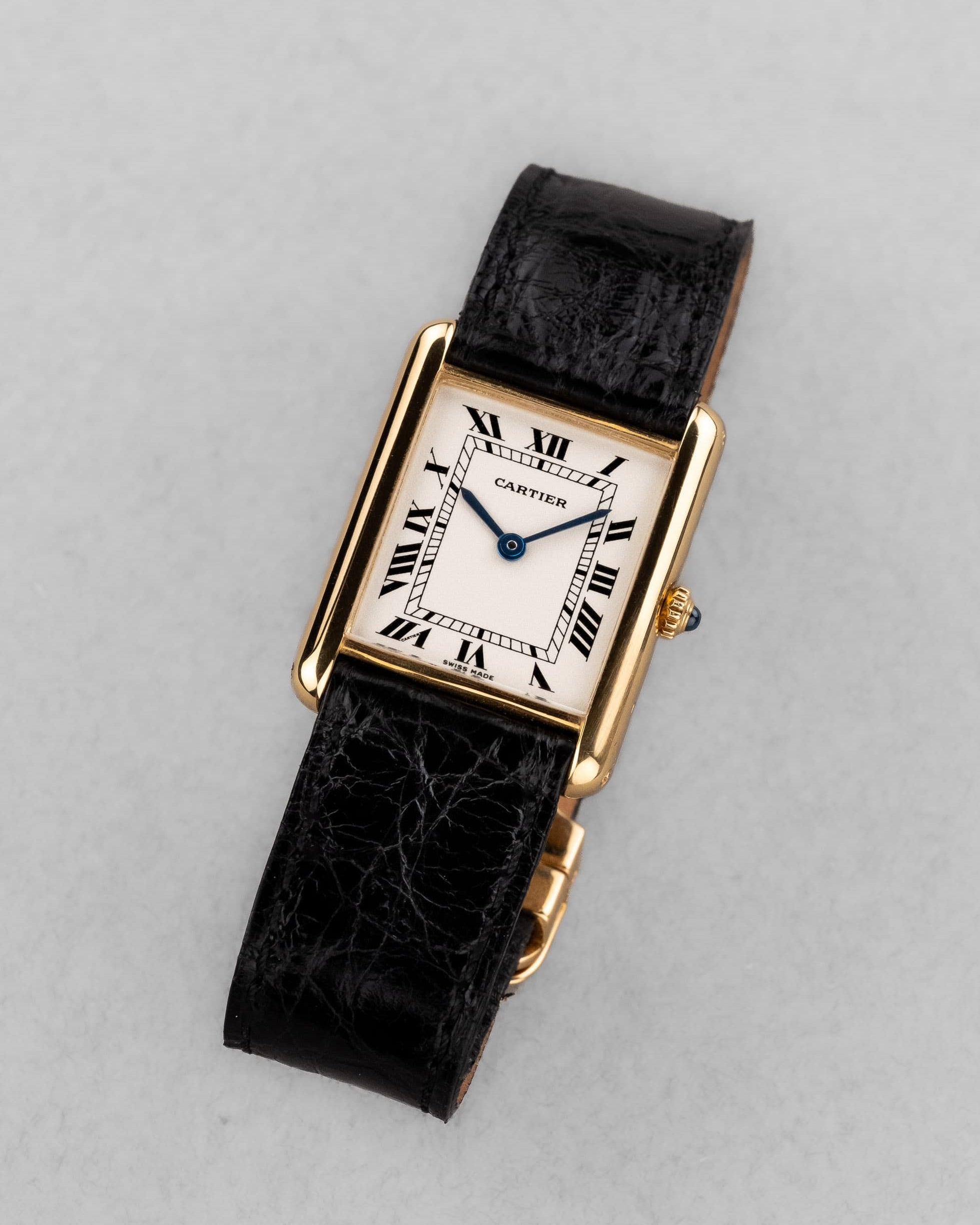 SMXY Cartier Tank Louis réf. M2000 en or jaune, circa 1990 – Parfait état et Boucle déployante en or - Three Quarters