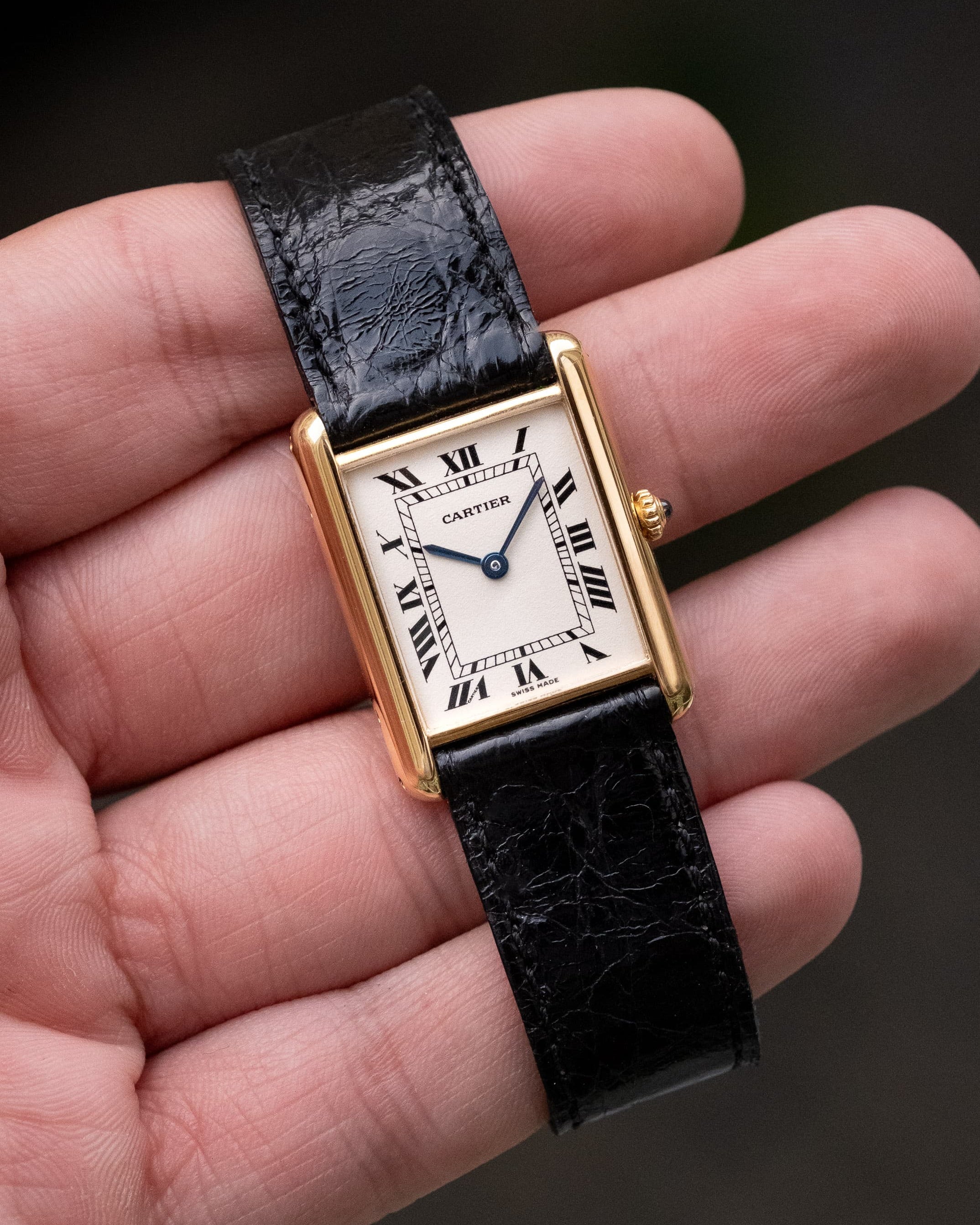 SMXY Cartier Tank Louis réf. M2000 en or jaune, circa 1990 – Parfait état et Boucle déployante en or - Wristshot