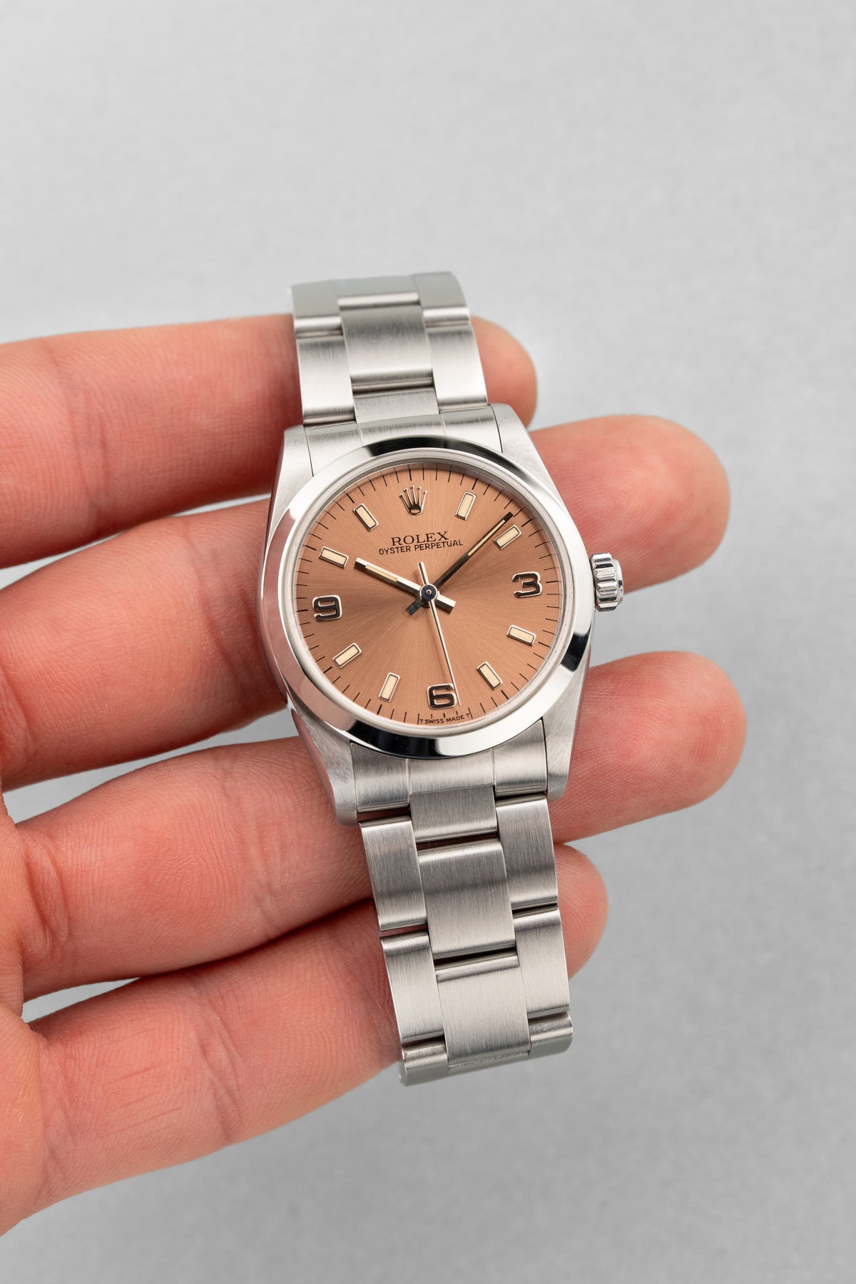 SUK2 Rolex Oyster Perpetual 31 réf. 67480 de 1997-1998 – Garantie Rolex d’origine + Cadran rose/saumon « Explorer 3-6-9 » - Lifestyle