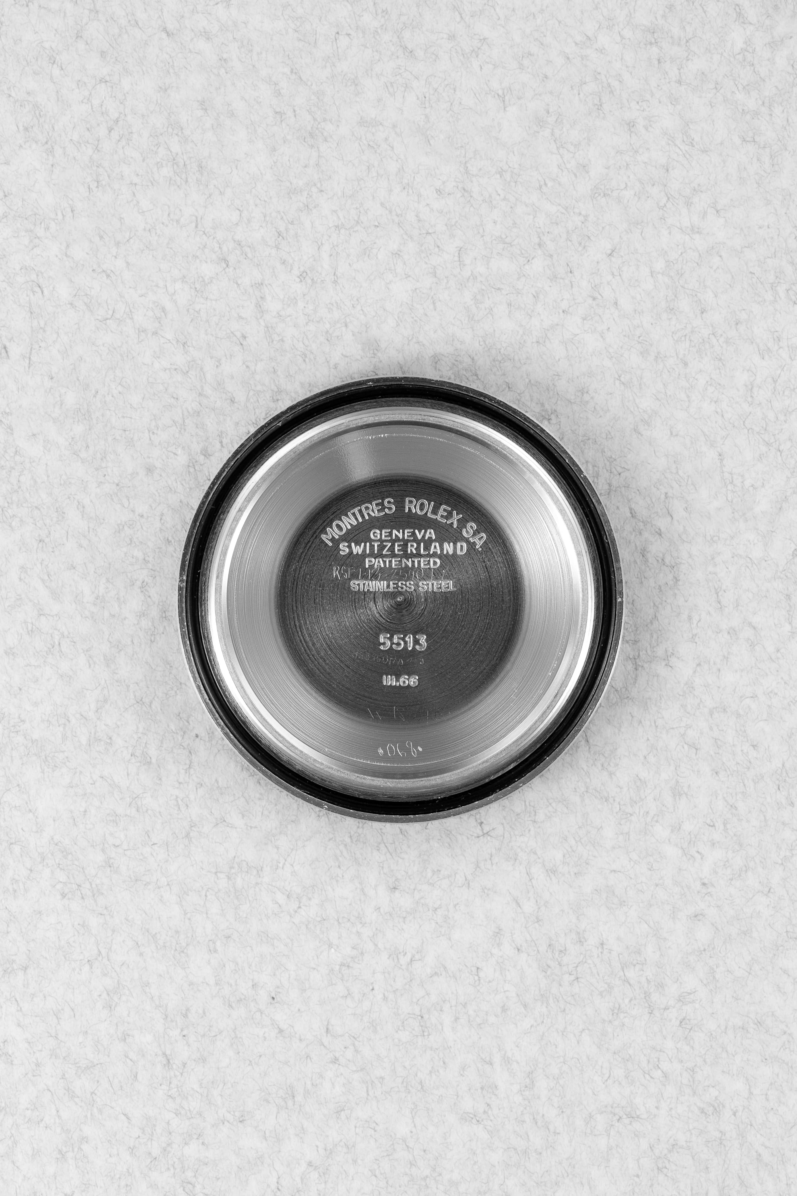 SW34 Rolex Submariner ref. 5513 «Meters First Zinc Sulfide» من عام 1966 - داخل ظهر العلبة