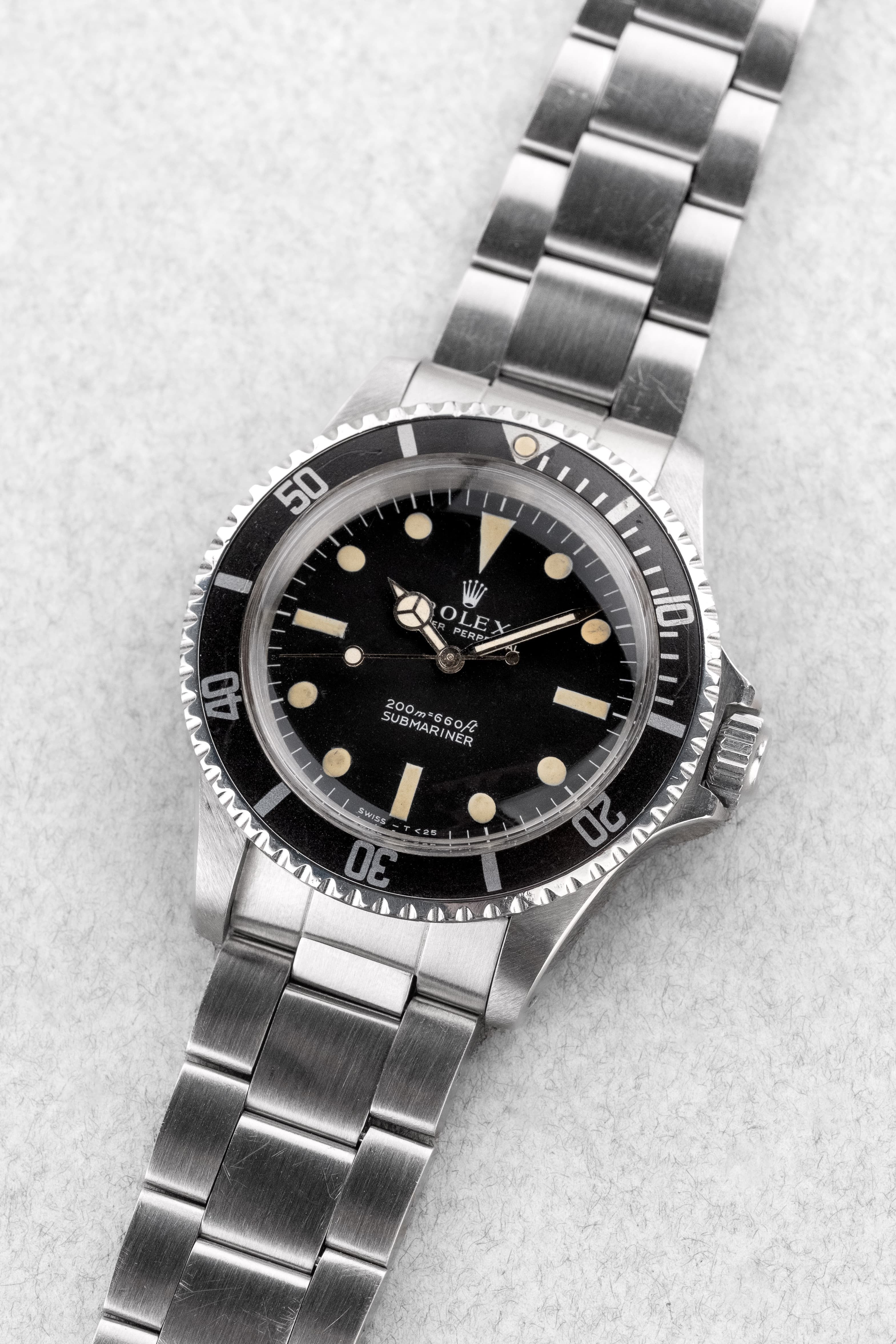 SW34 Rolex Submariner ref. 5513 «Meters First Zinc Sulfide» من عام 1966 - ثلاثة أرباع