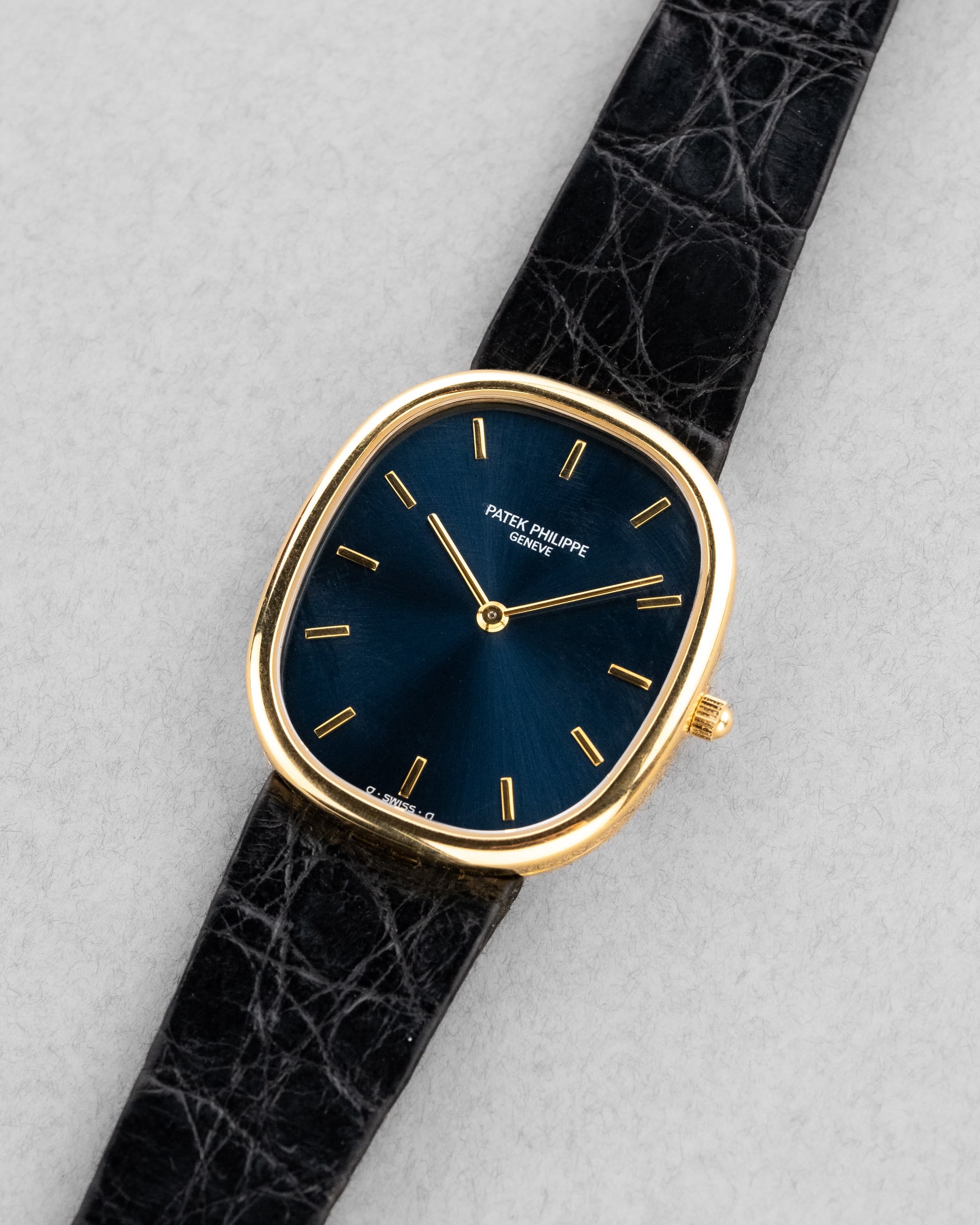 SZRR Superbe Patek Philippe Ellipse d'Or « Jumbo » réf. 3738 Automatique Sigma, Full Set, Cal. 240 Micro-Rotor - Three Quarters