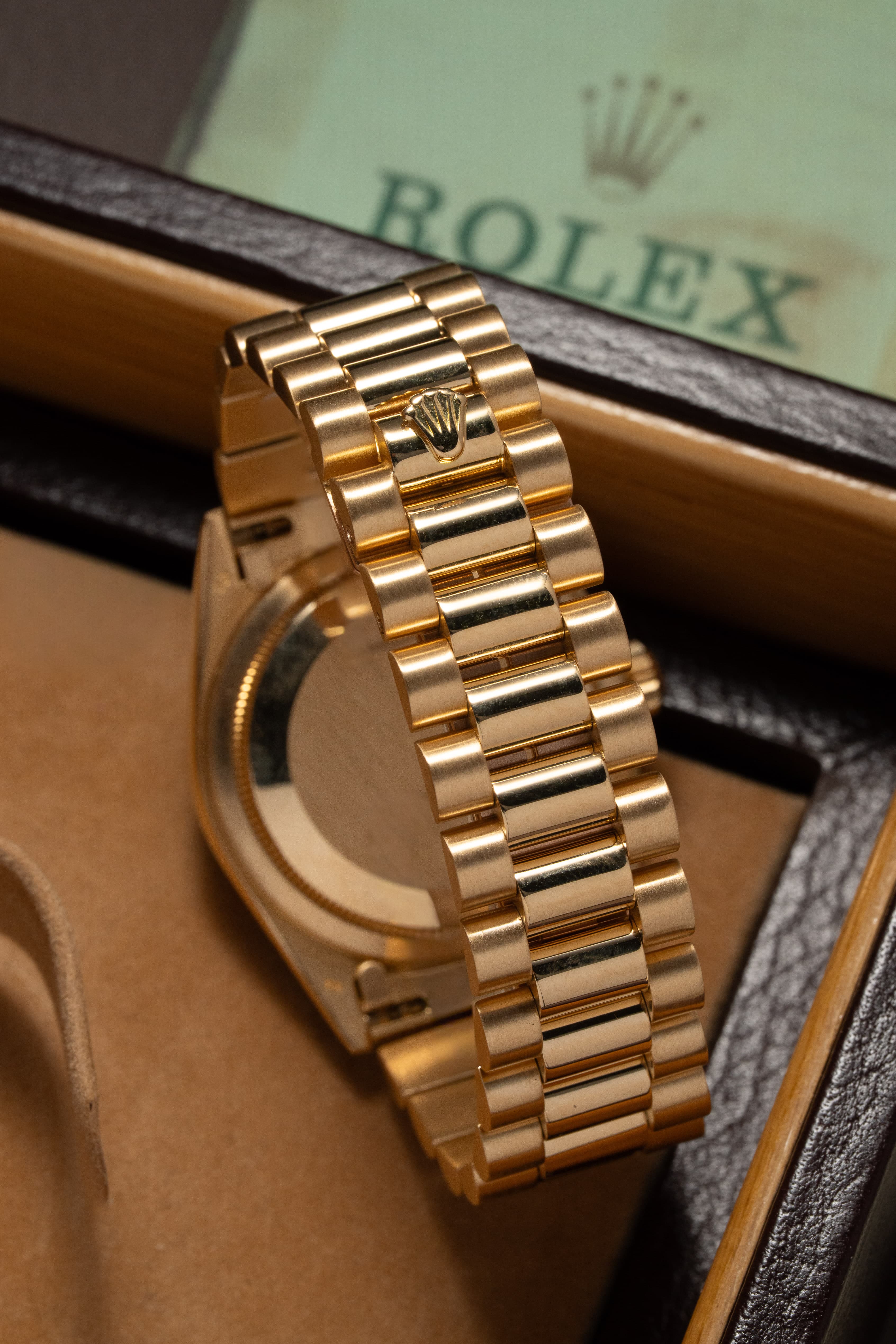 U5YK ساعة Rolex Day-Date رائعة ref. 18238 «ميناء Lavande/بنفسجي» من عام 1989 – Full Set - الإبزيم من الخارج