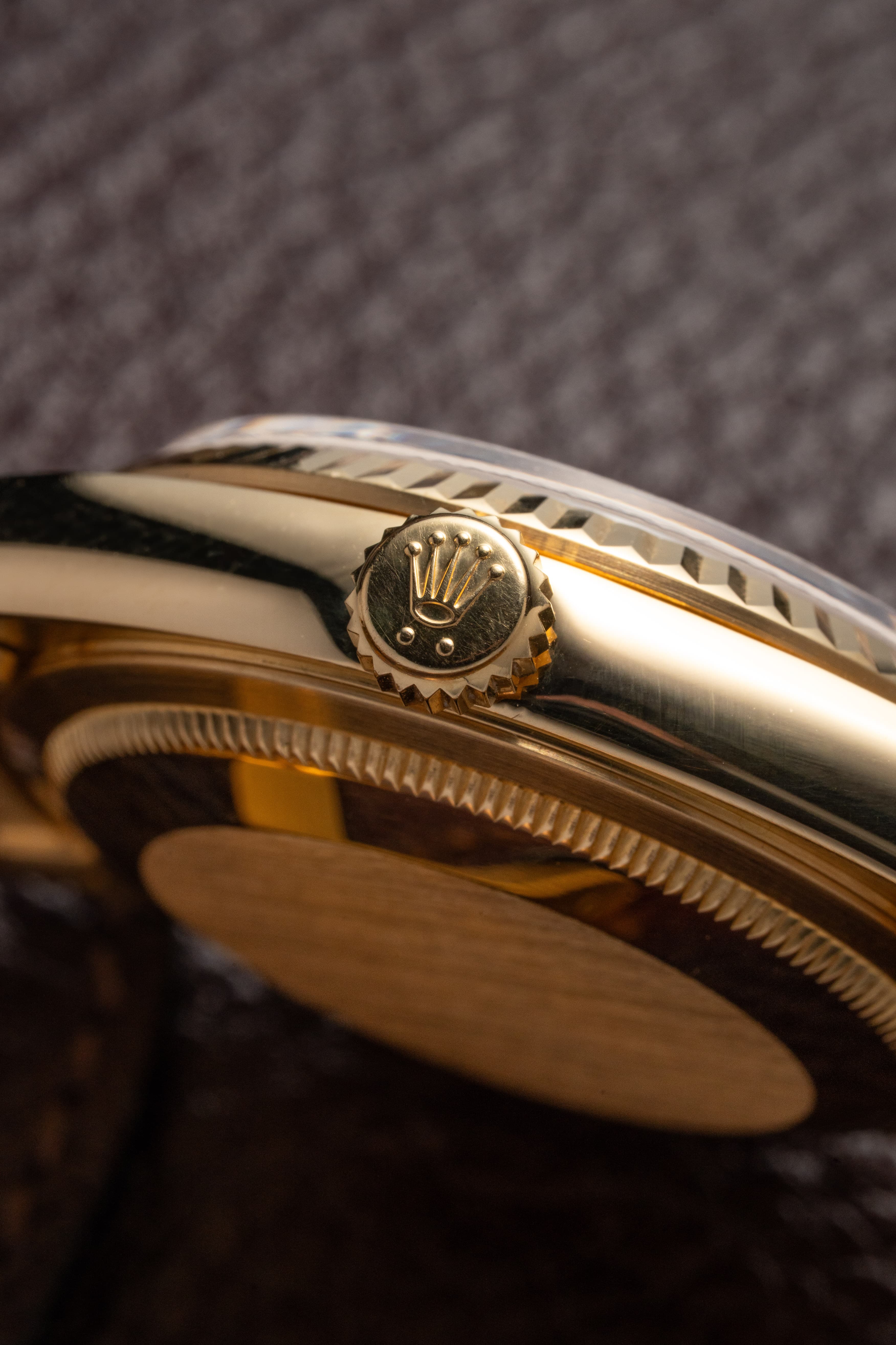 U5YK ساعة Rolex Day-Date رائعة ref. 18238 «ميناء Lavande/بنفسجي» من عام 1989 – Full Set - الجانب الأيسر