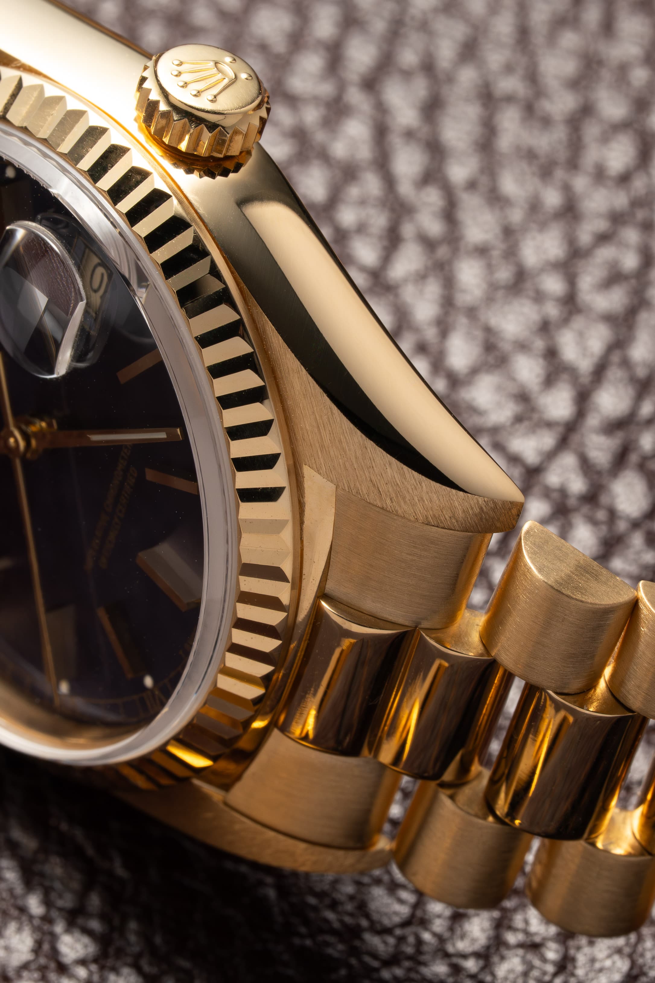 U5YK ساعة Rolex Day-Date رائعة ref. 18238 «ميناء Lavande/بنفسجي» من عام 1989 – Full Set - الجانب الأيمن