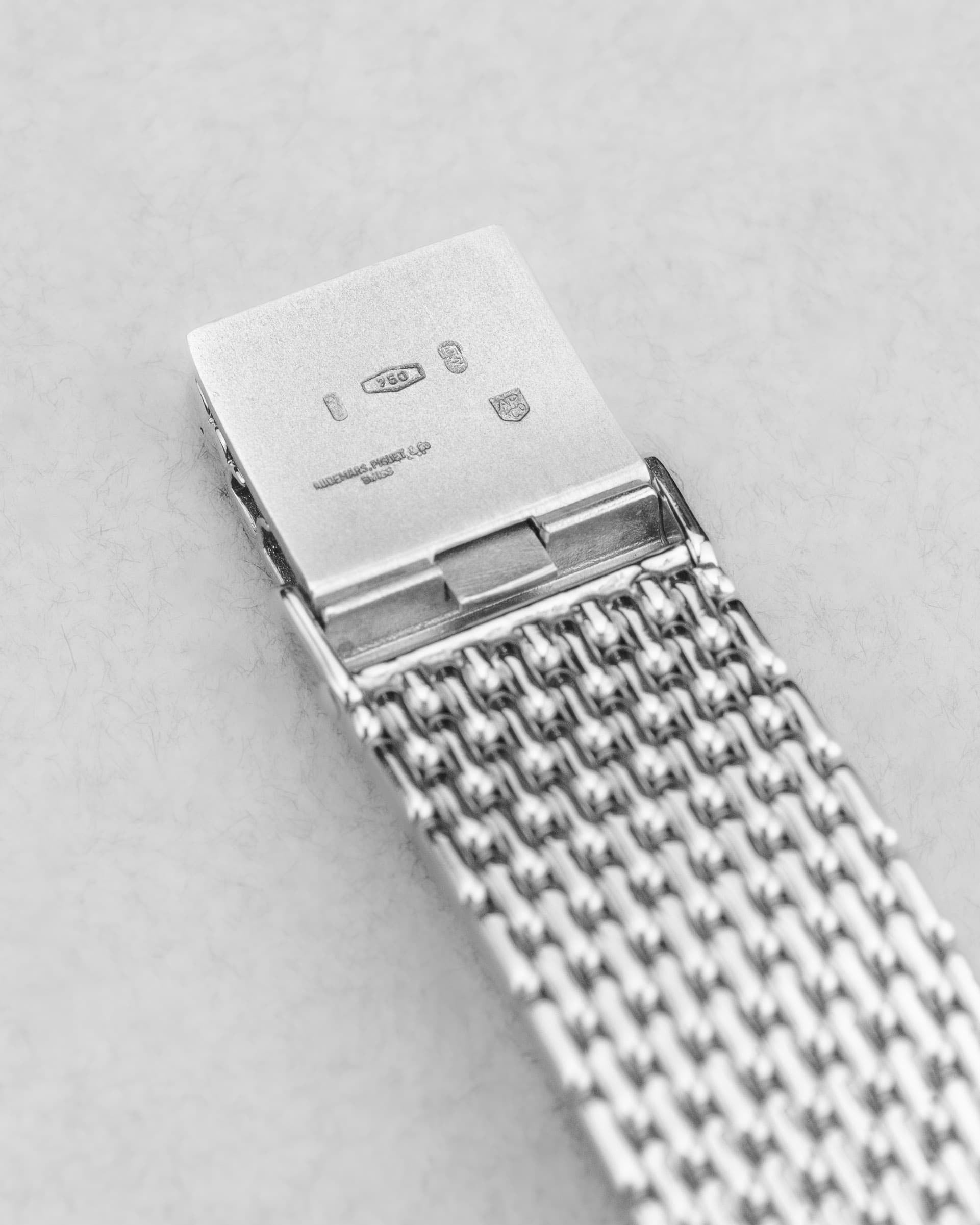 UGR5 Audemars Piguet « Cobra Ronde » en or blanc et diamants, bracelet intégré, de 1989 - Buckle Inside