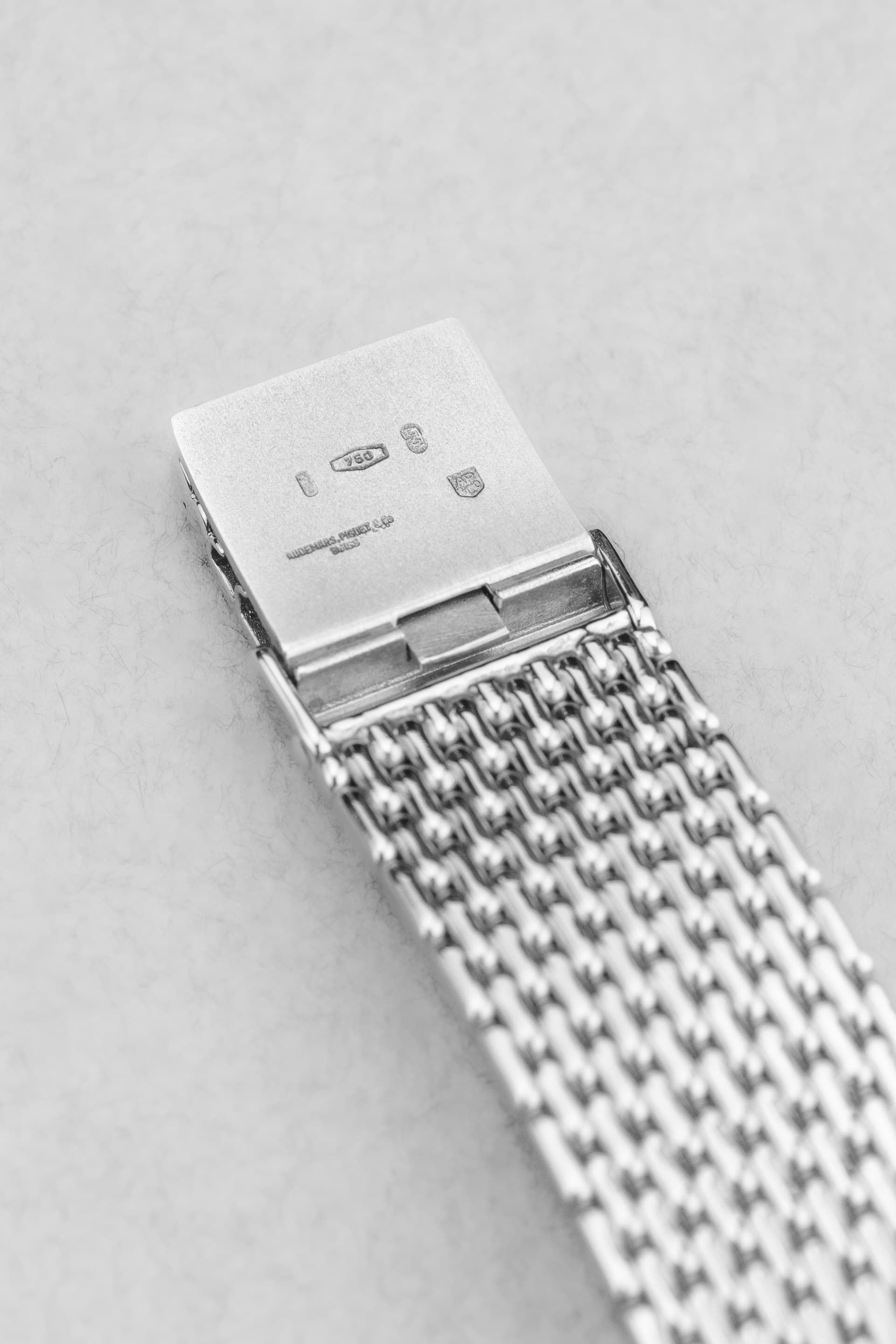 UGR5 Audemars Piguet « Cobra Ronde » en or blanc et diamants, bracelet intégré, de 1989 - Buckle Inside