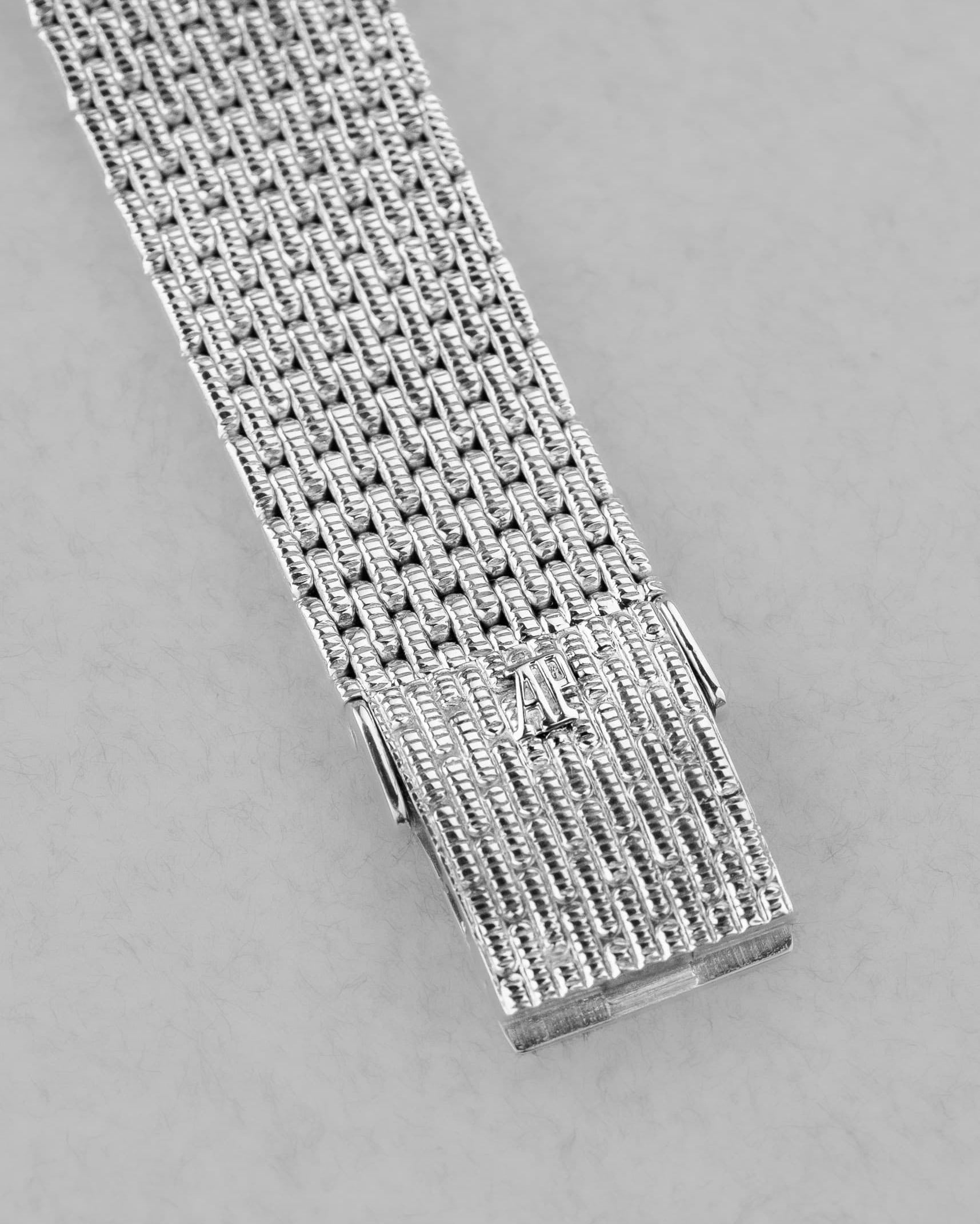 UGR5 Audemars Piguet « Cobra Ronde » en or blanc et diamants, bracelet intégré, de 1989 - Buckle Outside