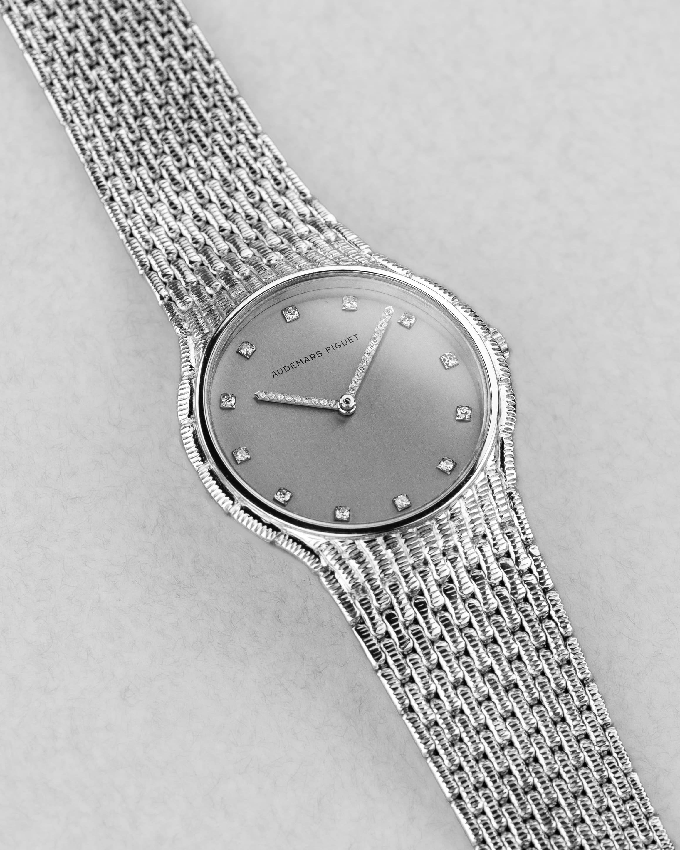 UGR5 Audemars Piguet « Cobra Ronde » en or blanc et diamants, bracelet intégré, de 1989 - Dial