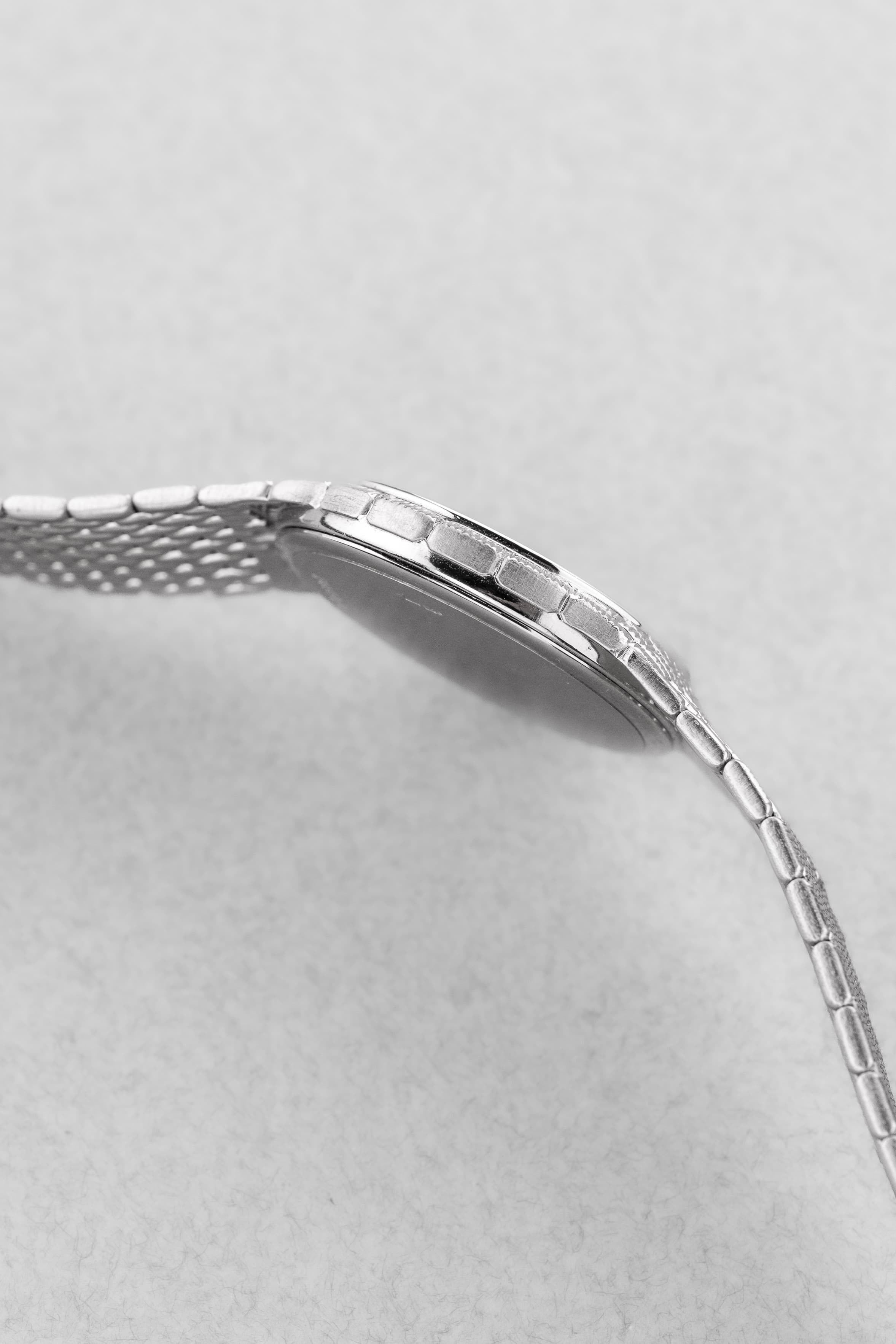 UGR5 Audemars Piguet « Cobra Ronde » en or blanc et diamants, bracelet intégré, de 1989 - Left side