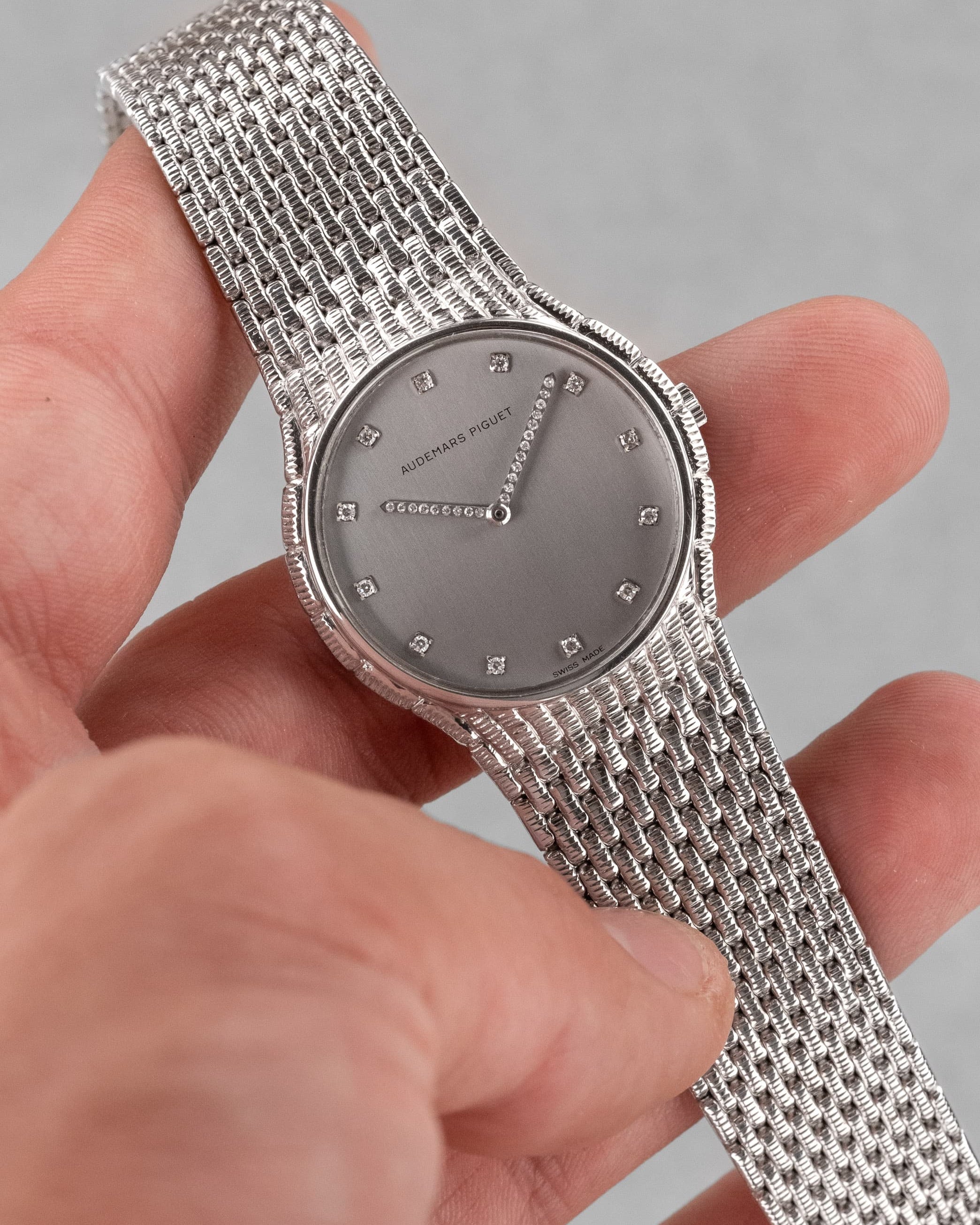 UGR5 Audemars Piguet « Cobra Ronde » en or blanc et diamants, bracelet intégré, de 1989 - Lifestyle