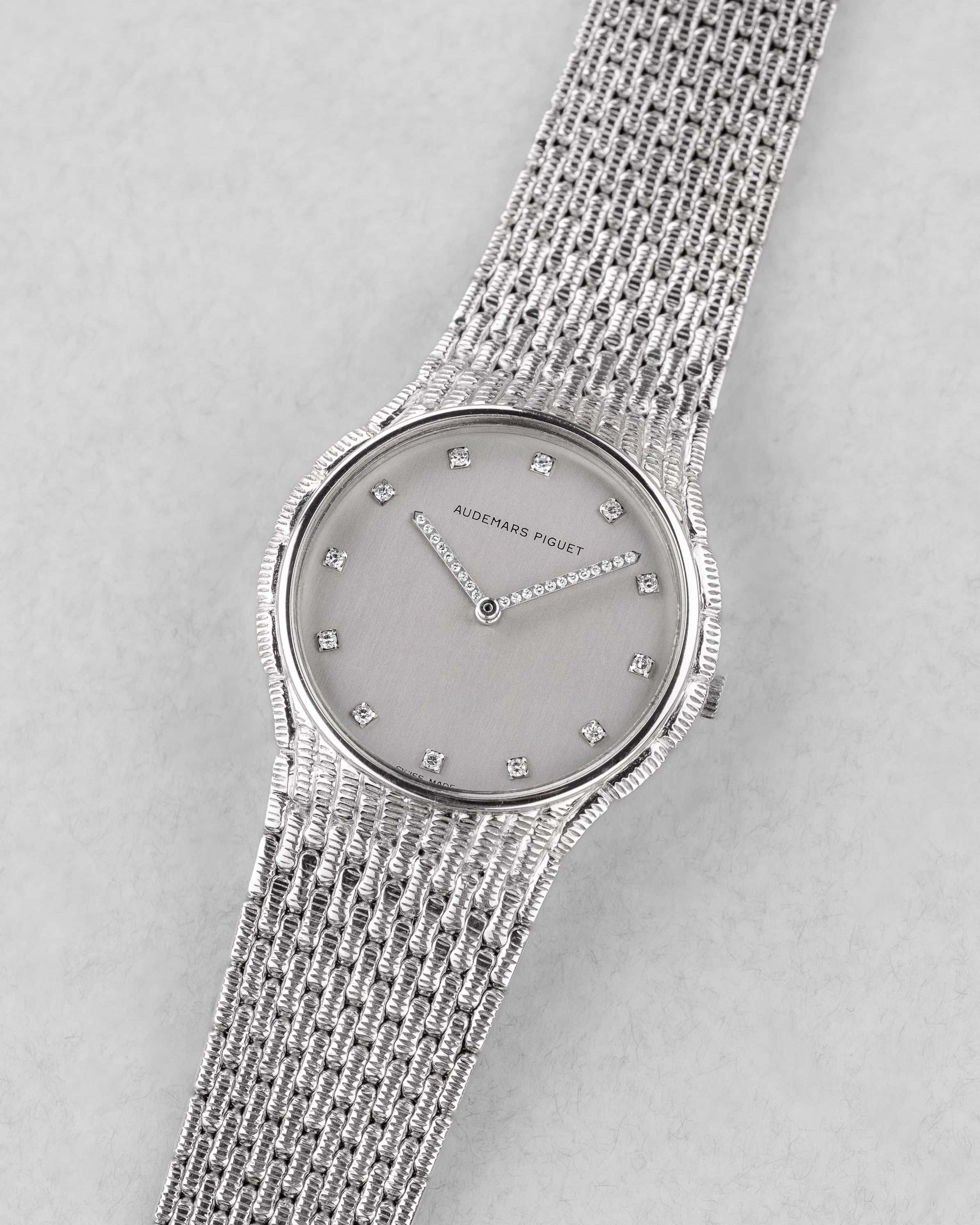 UGR5 Audemars Piguet « Cobra Ronde » en or blanc et diamants, bracelet intégré, de 1989 - Three Quarters