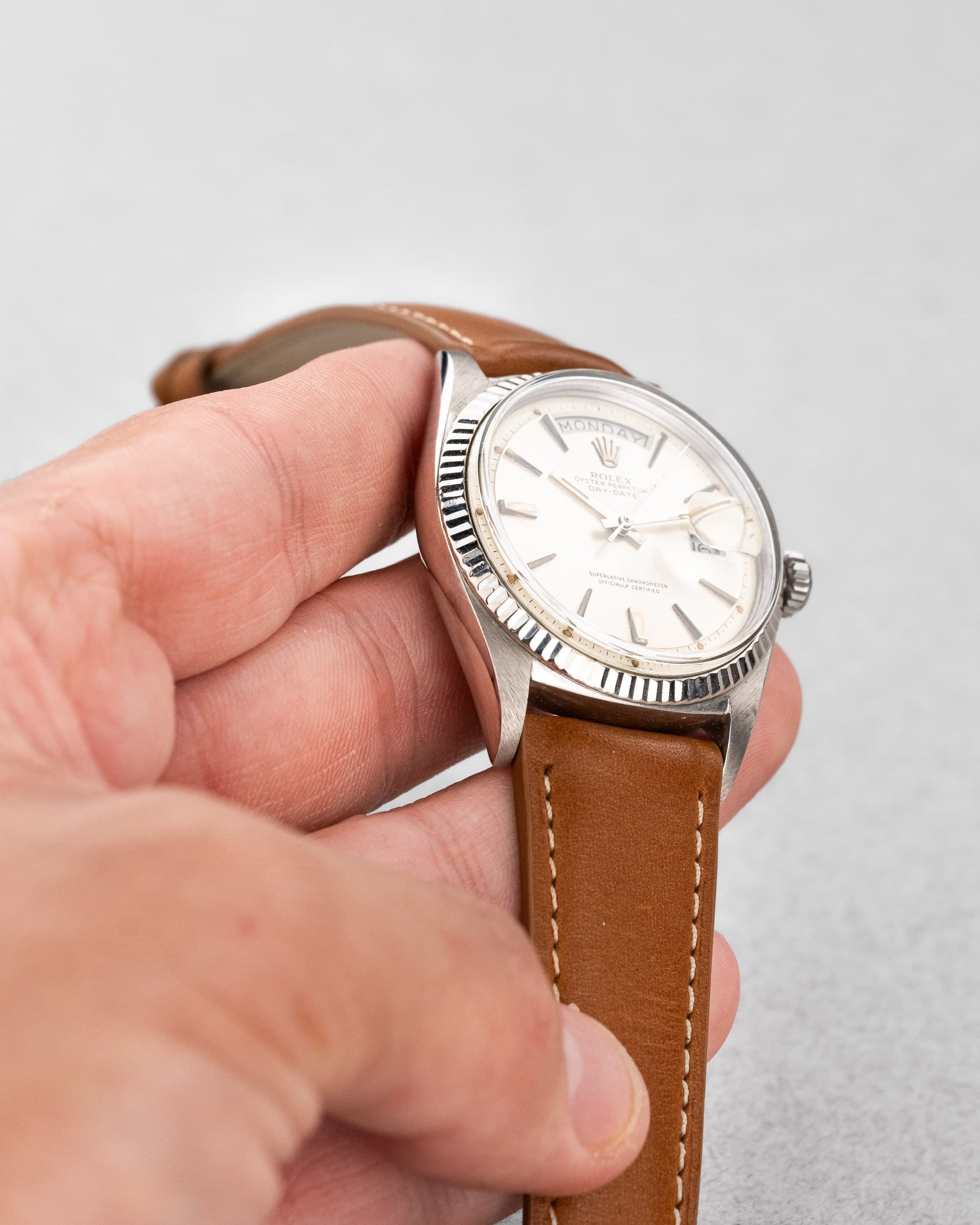 UJ7Q Rolex Day-Date 1803 en or blanc de 1968 – Cadran « Doorstop » - Feature