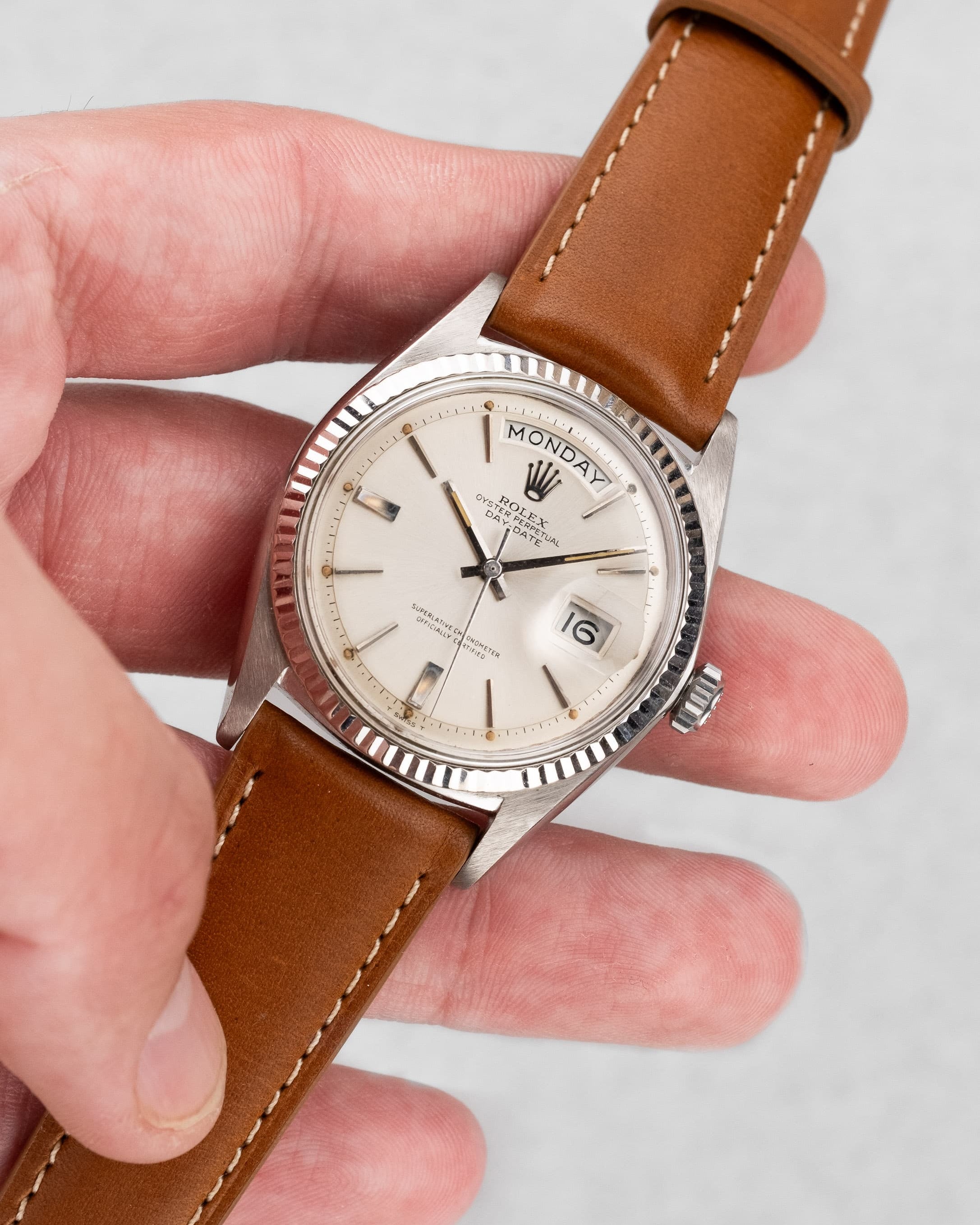 UJ7Q Rolex Day-Date 1803 en or blanc de 1968 – Cadran « Doorstop » - Lifestyle