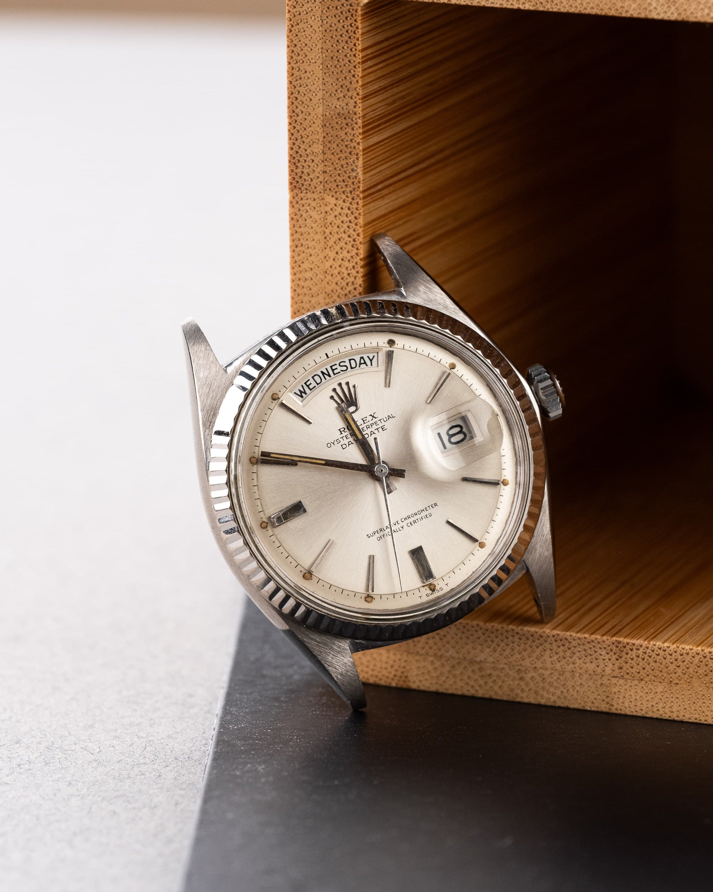 UJ7Q Rolex Day-Date 1803 en or blanc de 1968 – Cadran « Doorstop » - Lifestyle