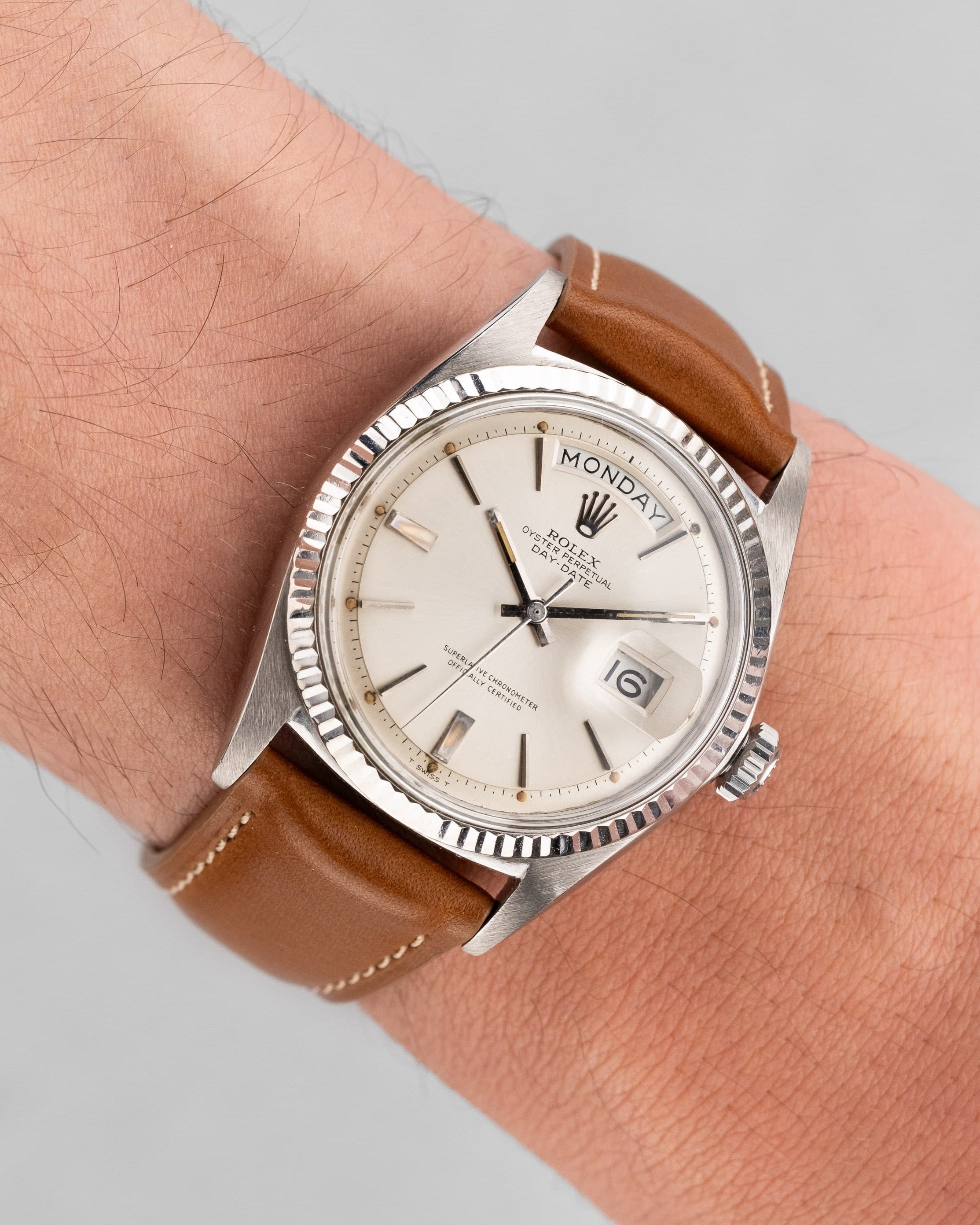 UJ7Q Rolex Day-Date 1803 en or blanc de 1968 – Cadran « Doorstop » - Wristshot