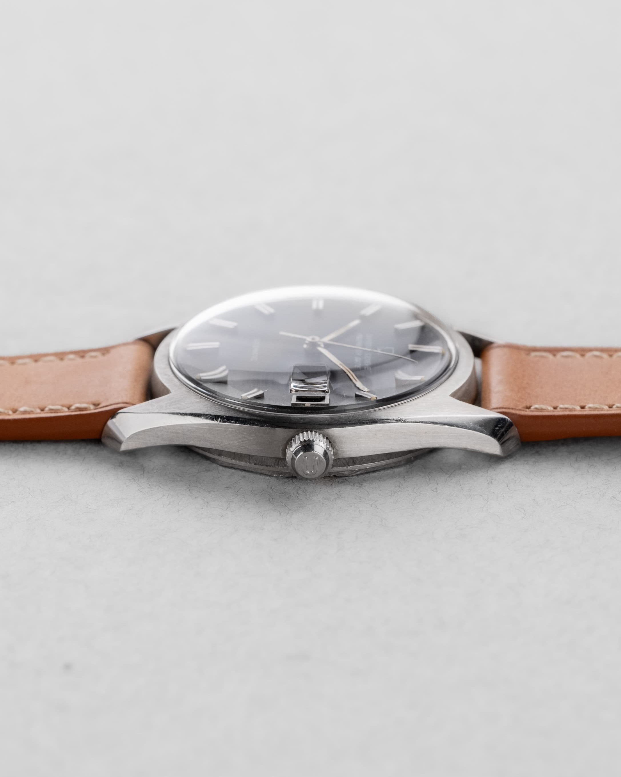 UQWJ Universal Genève Polerouter Date Micro-Rotor réf. 869115/06 de 1966-1967 - Right side