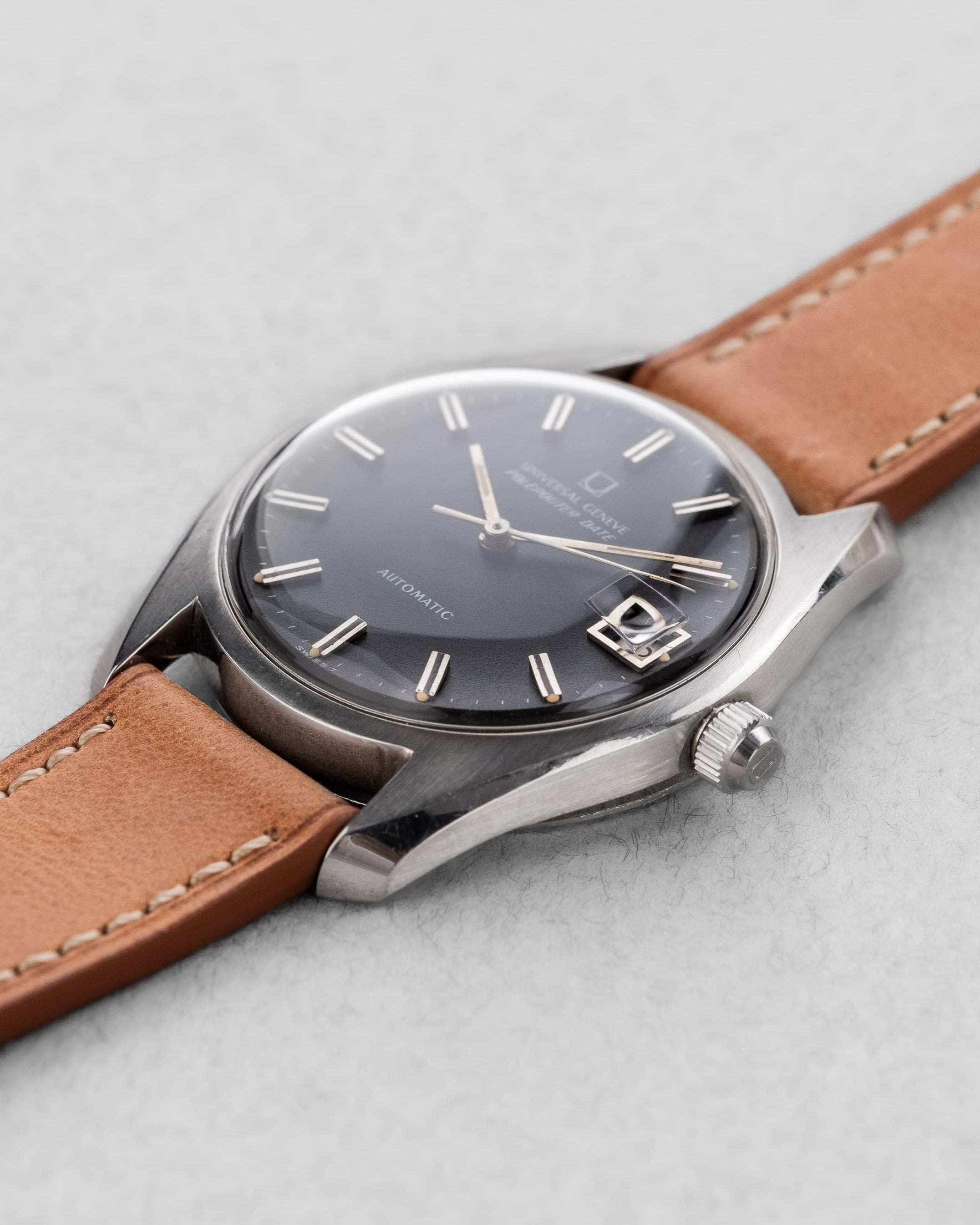 UQWJ Universal Genève Polerouter Date Micro-Rotor réf. 869115/06 de 1966-1967 - Three Quarters