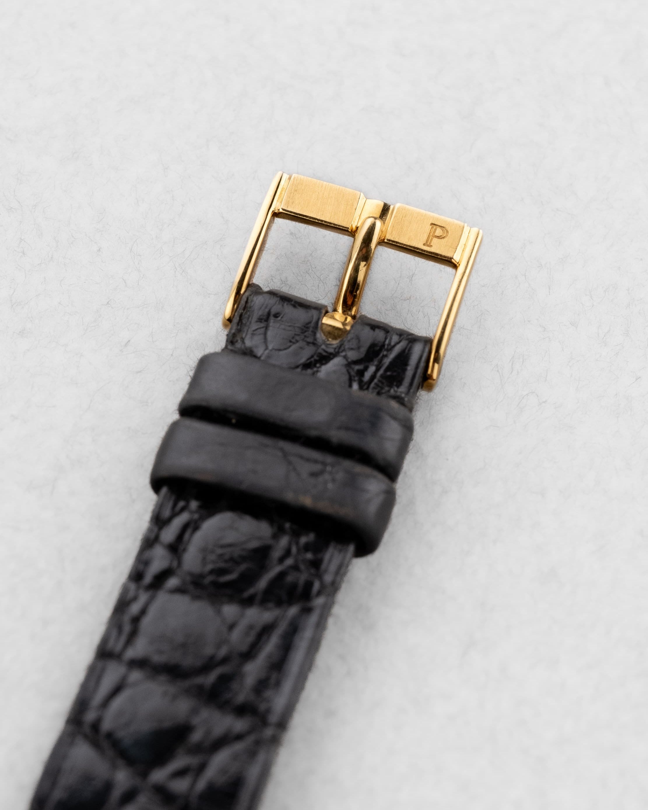 UQYY Piaget Polo « Medium » de 1ère génération en or jaune et cadran en Onyx noir, réf. 8673, circa 1980 - Buckle Outside