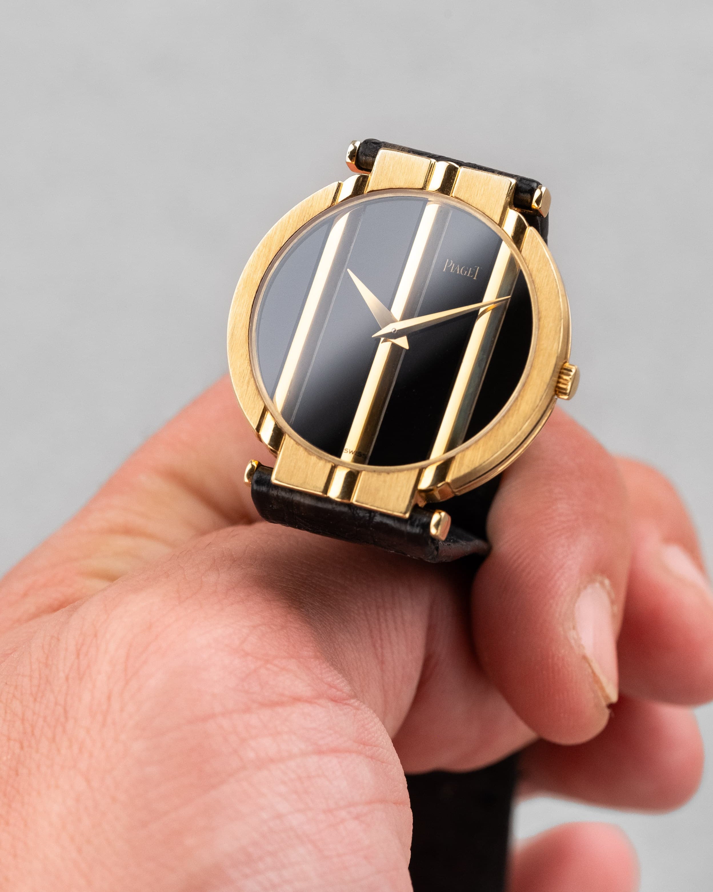 UQYY Piaget Polo « Medium » de 1ère génération en or jaune et cadran en Onyx noir, réf. 8673, circa 1980 - Lifestyle