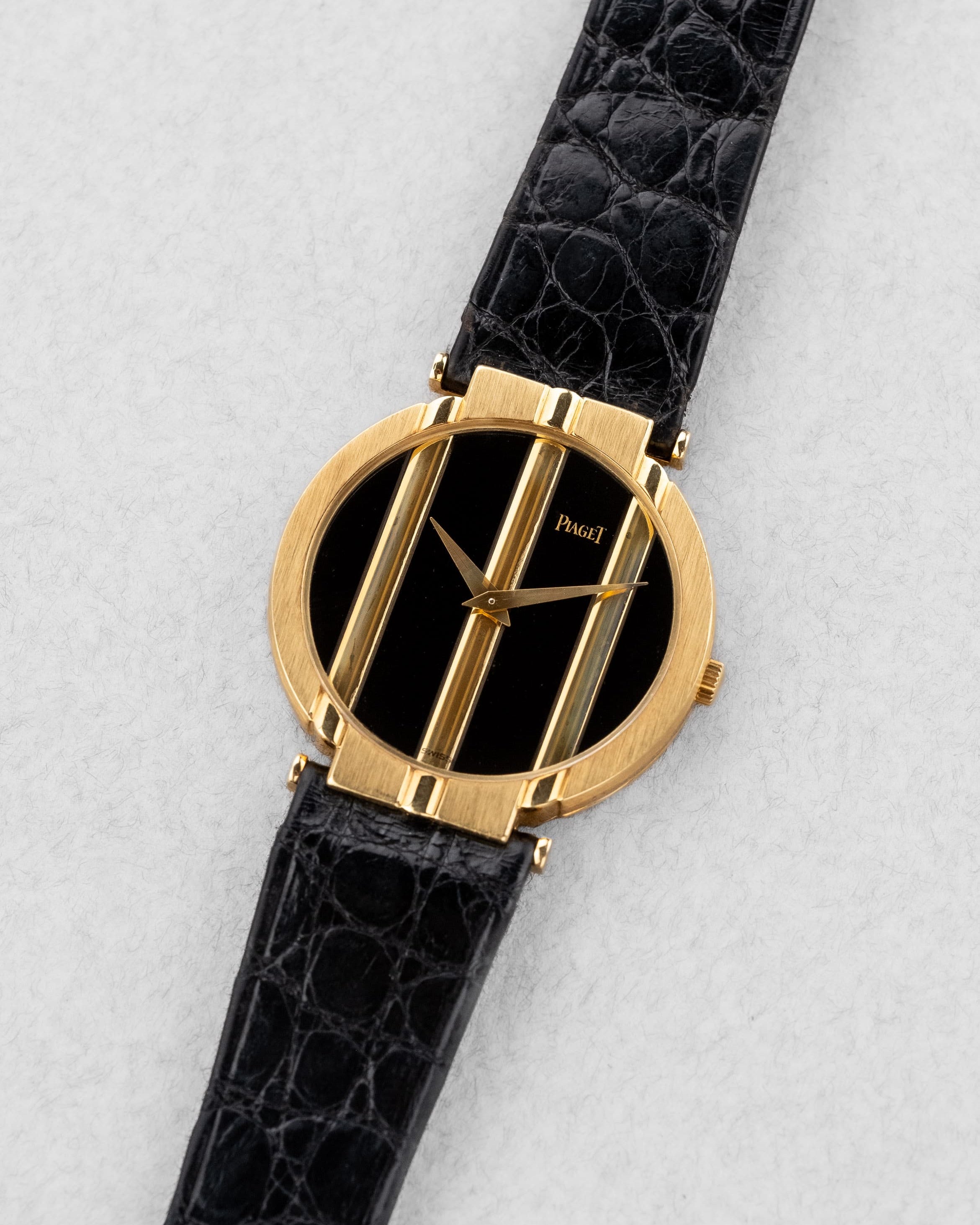 UQYY Piaget Polo « Medium » de 1ère génération en or jaune et cadran en Onyx noir, réf. 8673, circa 1980 - Three Quarters