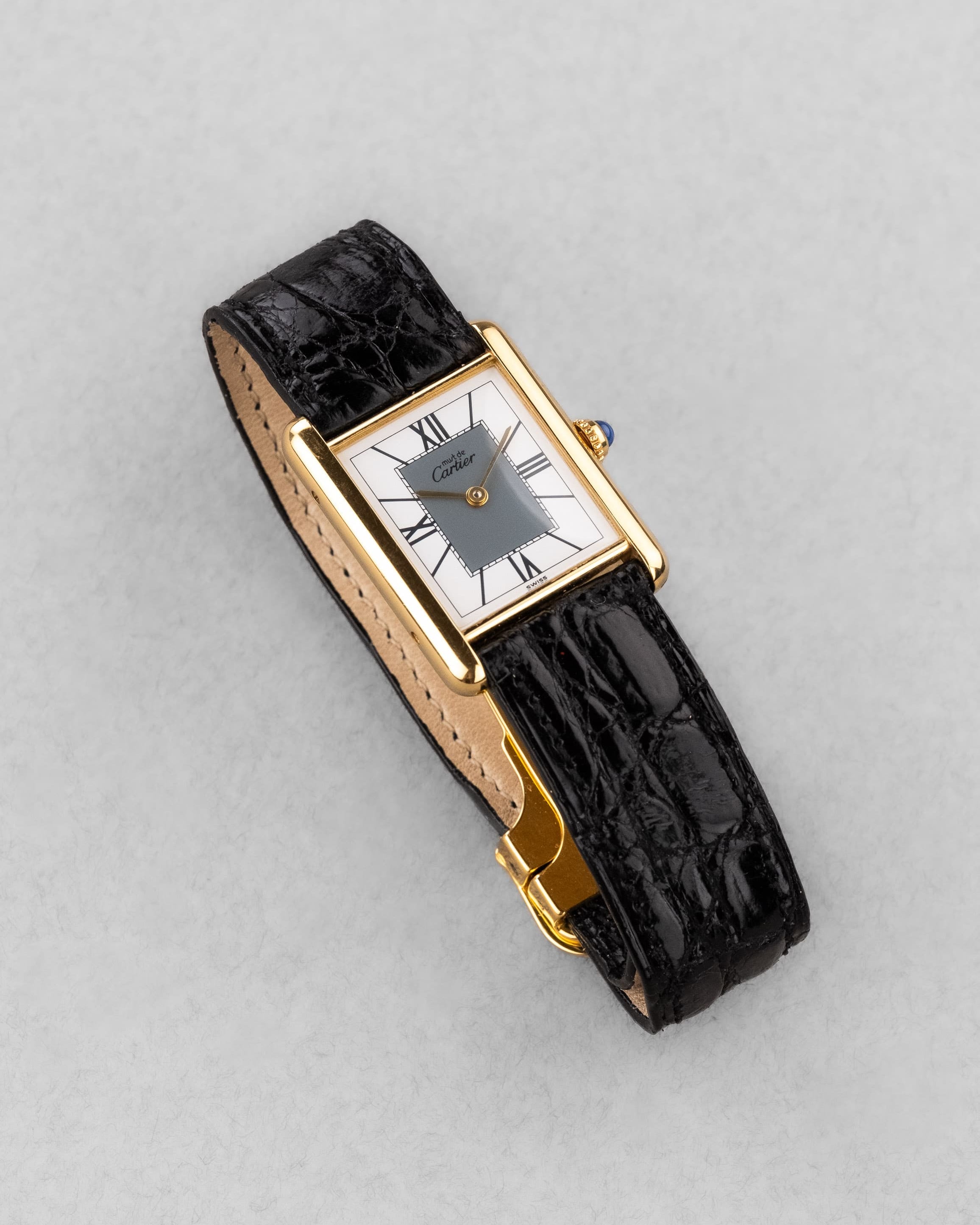 VH1J Cartier Tank Must Quartz GM 5 « Art Déco Grey & White Roman 3-6-9-12 » - Three Quarters