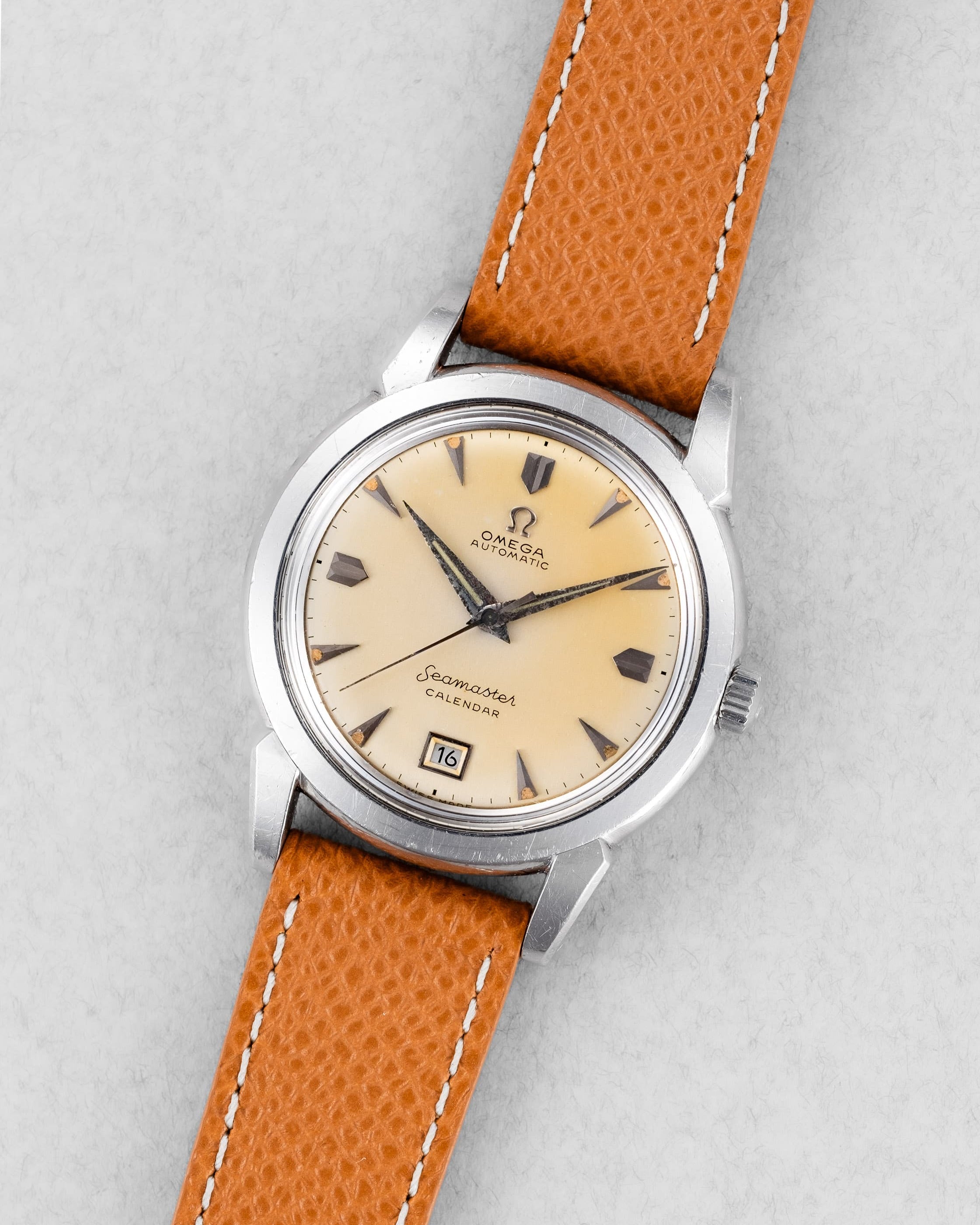 VUNG Superbe Omega Seamaster Calendar réf. 2627-5 SC de 1ère génération, produite en 1952 - Three Quarters