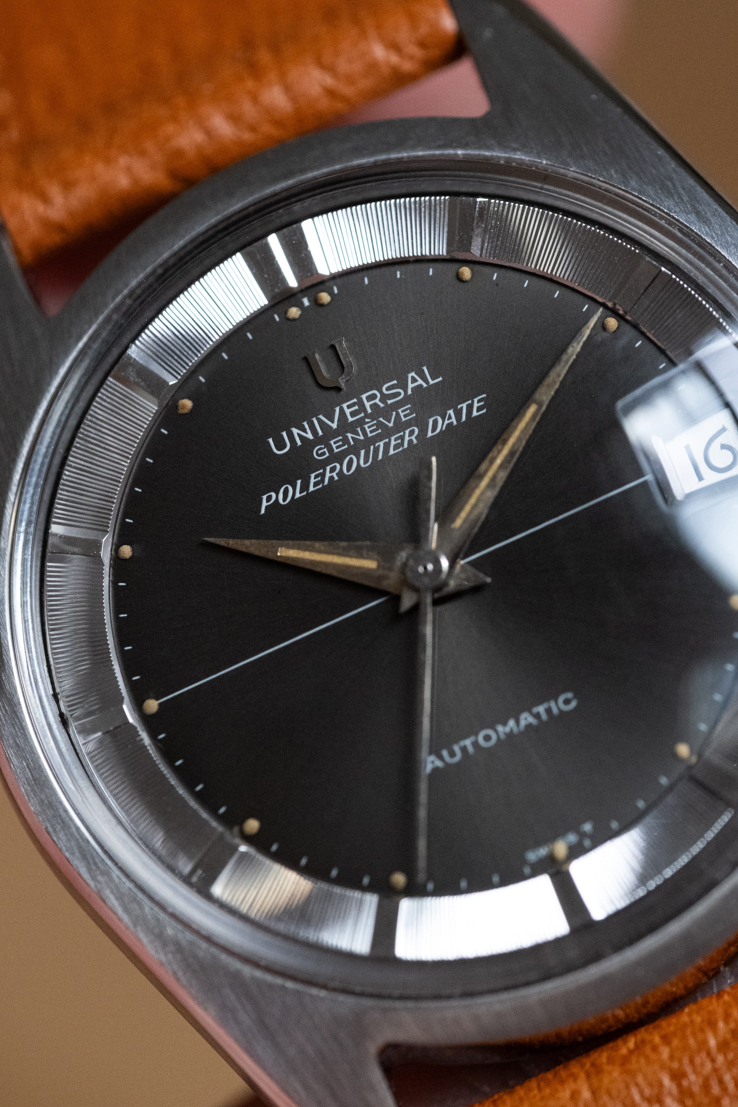 WYC6 Superbe Universal Genève Polerouter Date Micro-Rotor réf. 869113/04 de 1965 - Dial